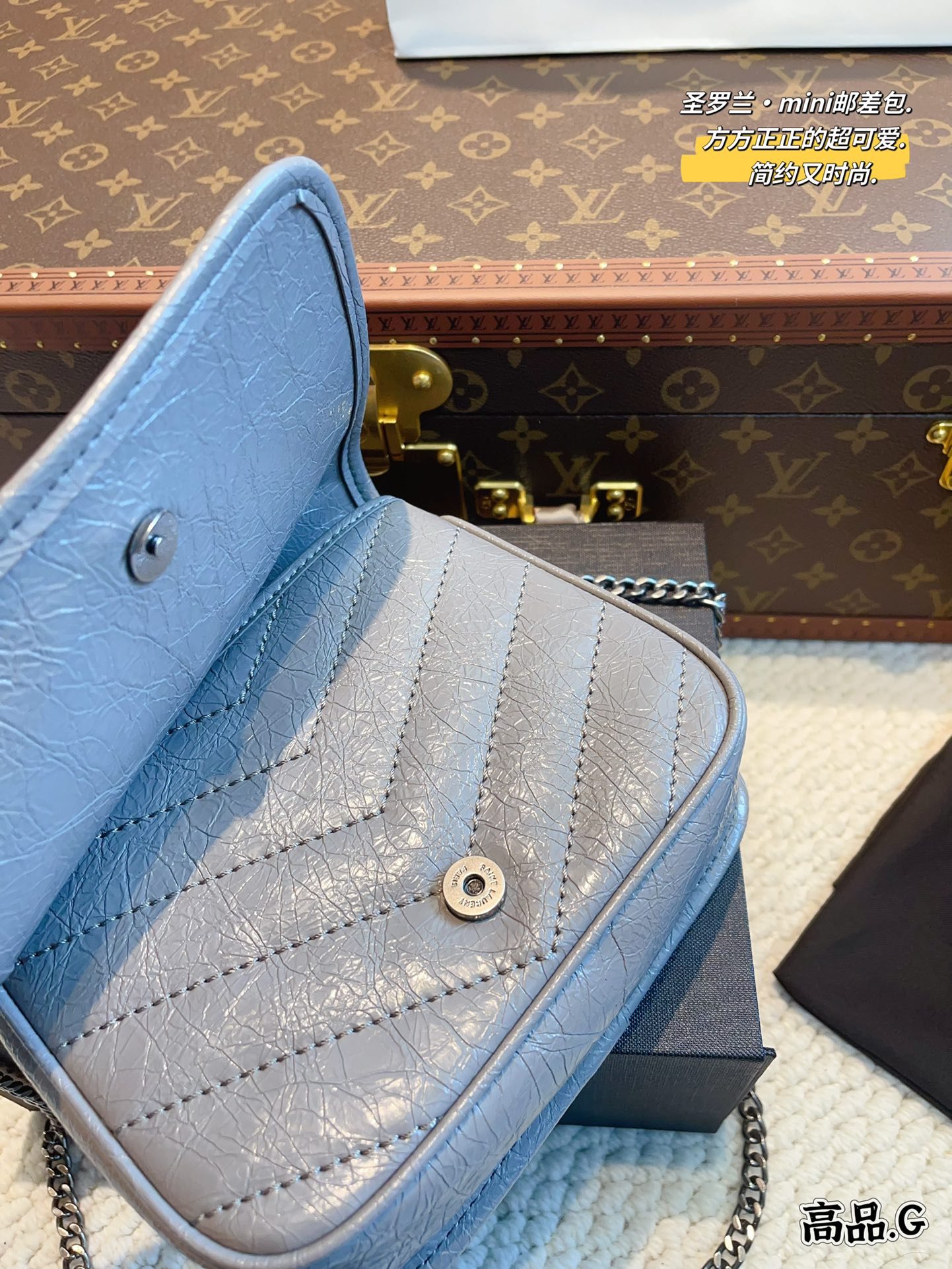 YS-L Woc chain envelope bag.