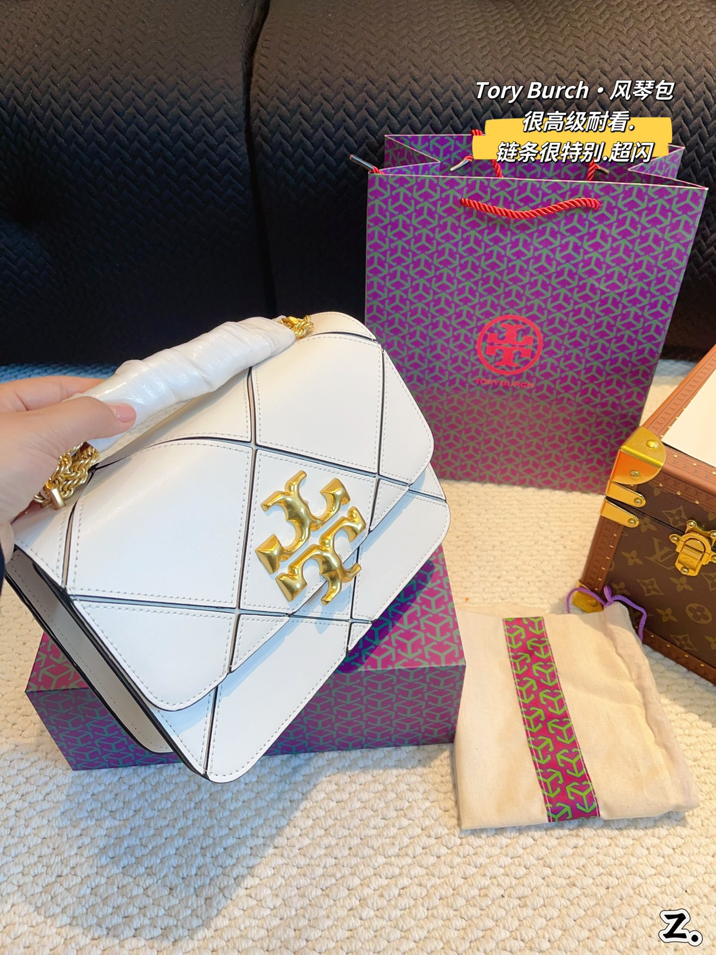 Y-B One-shoulder messenger bag is fashionable and versatile.