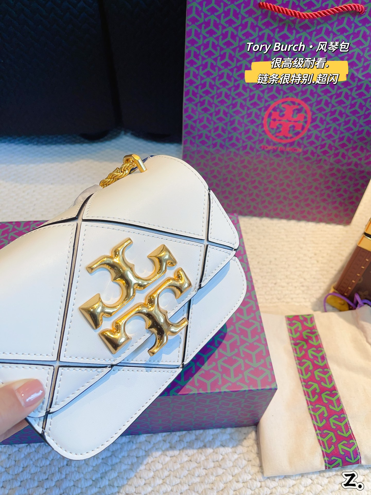 Y-B One-shoulder messenger bag is fashionable and versatile.