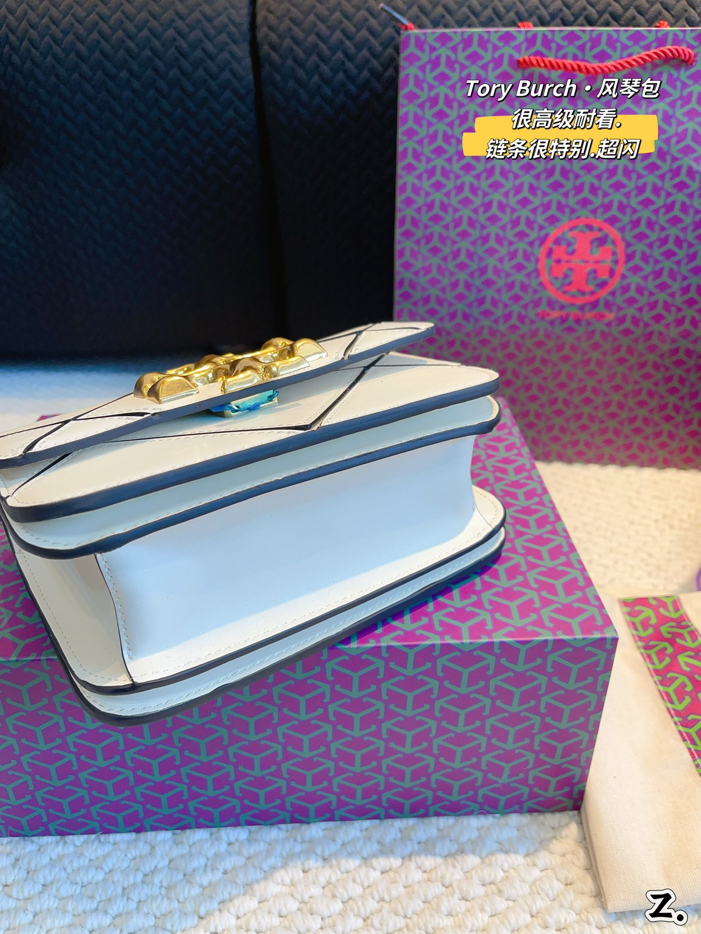 Y-B One-shoulder messenger bag is fashionable and versatile.