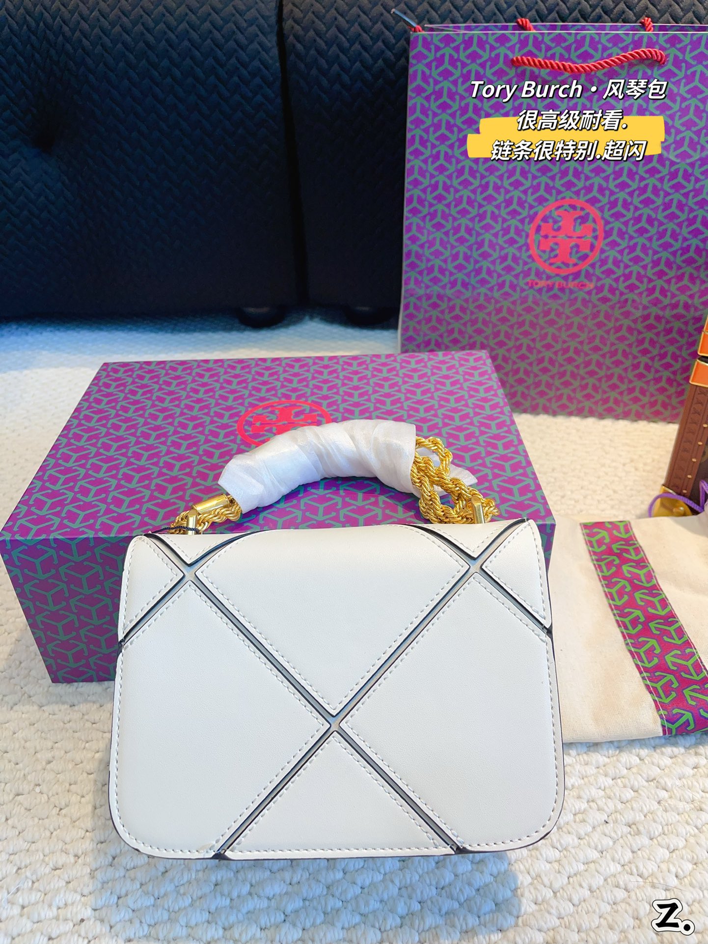 Y-B One-shoulder messenger bag is fashionable and versatile.