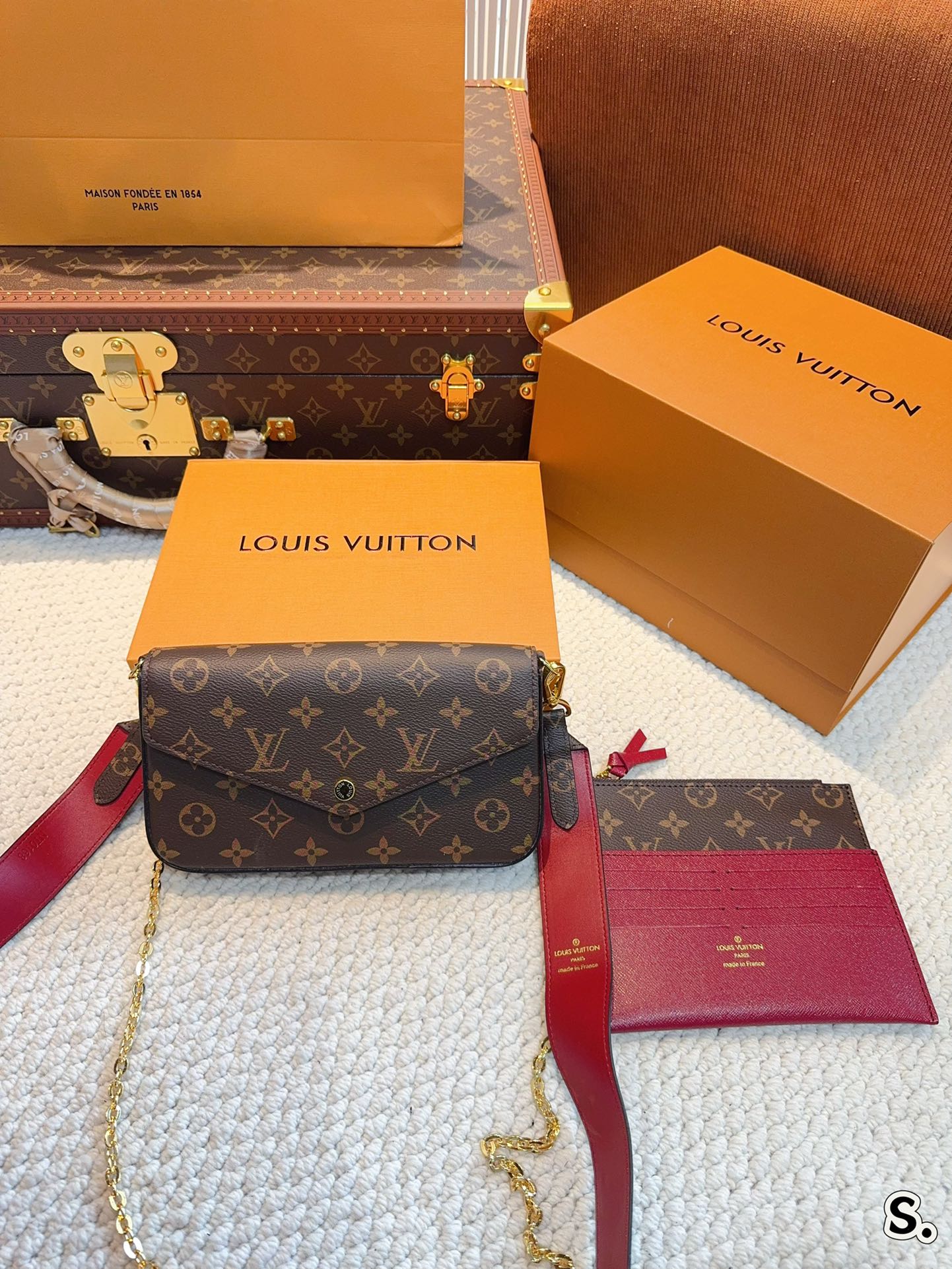 L-V Three-in-one chain shoulder slung envelope bag with a coin purse and multiple card slots inside.