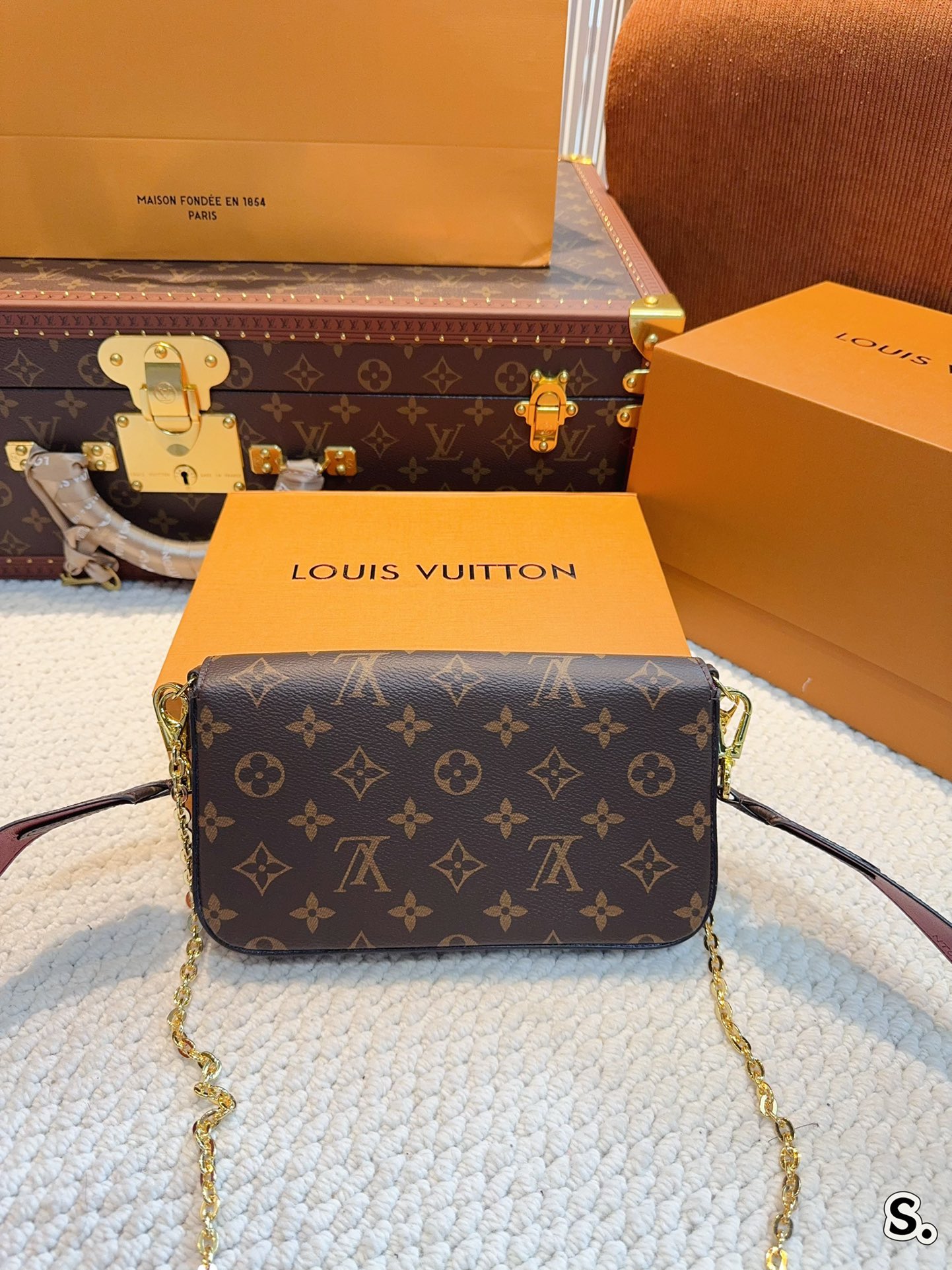 L-V Three-in-one chain shoulder slung envelope bag with a coin purse and multiple card slots inside.