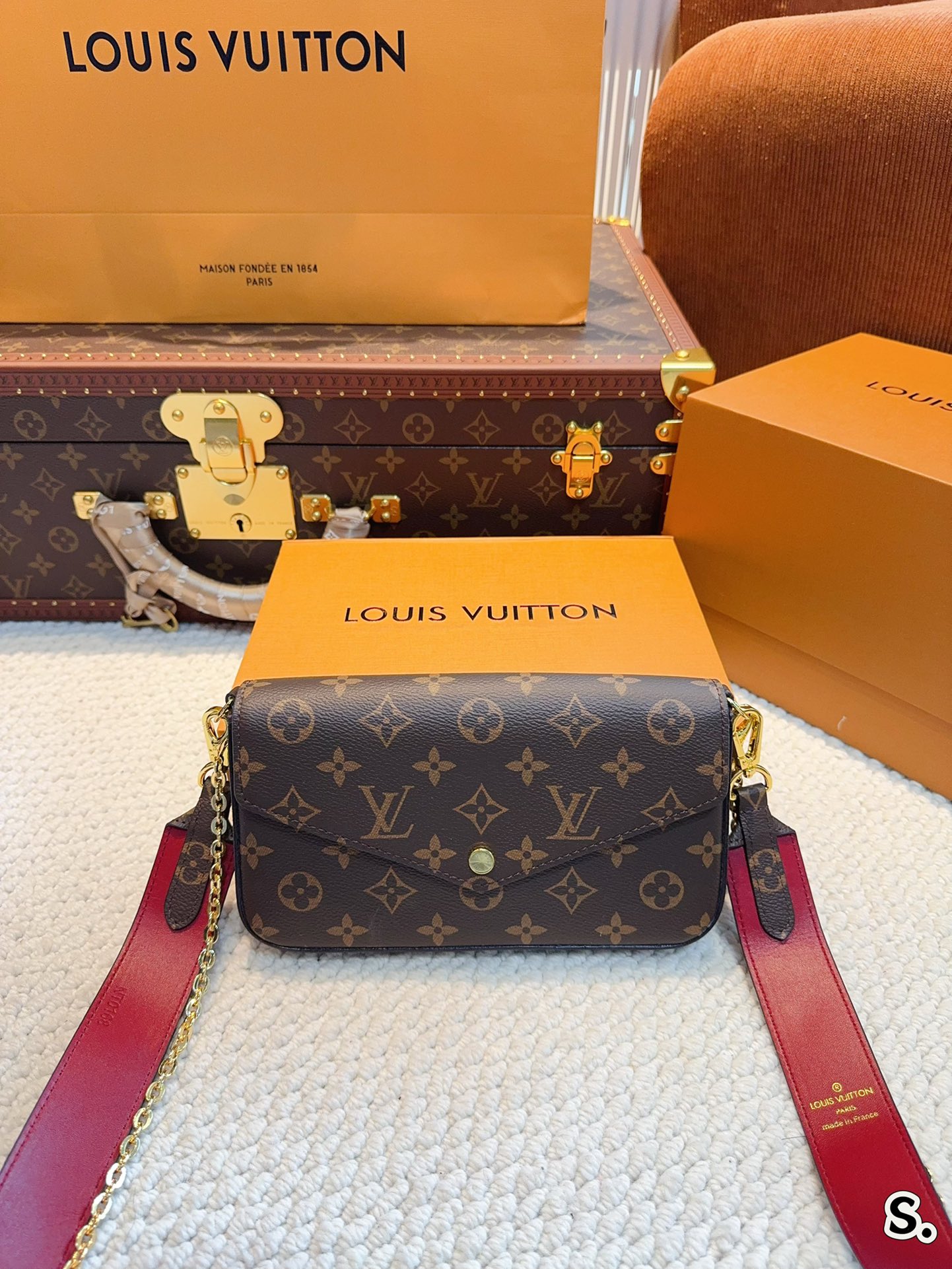 L-V Three-in-one chain shoulder slung envelope bag with a coin purse and multiple card slots inside.