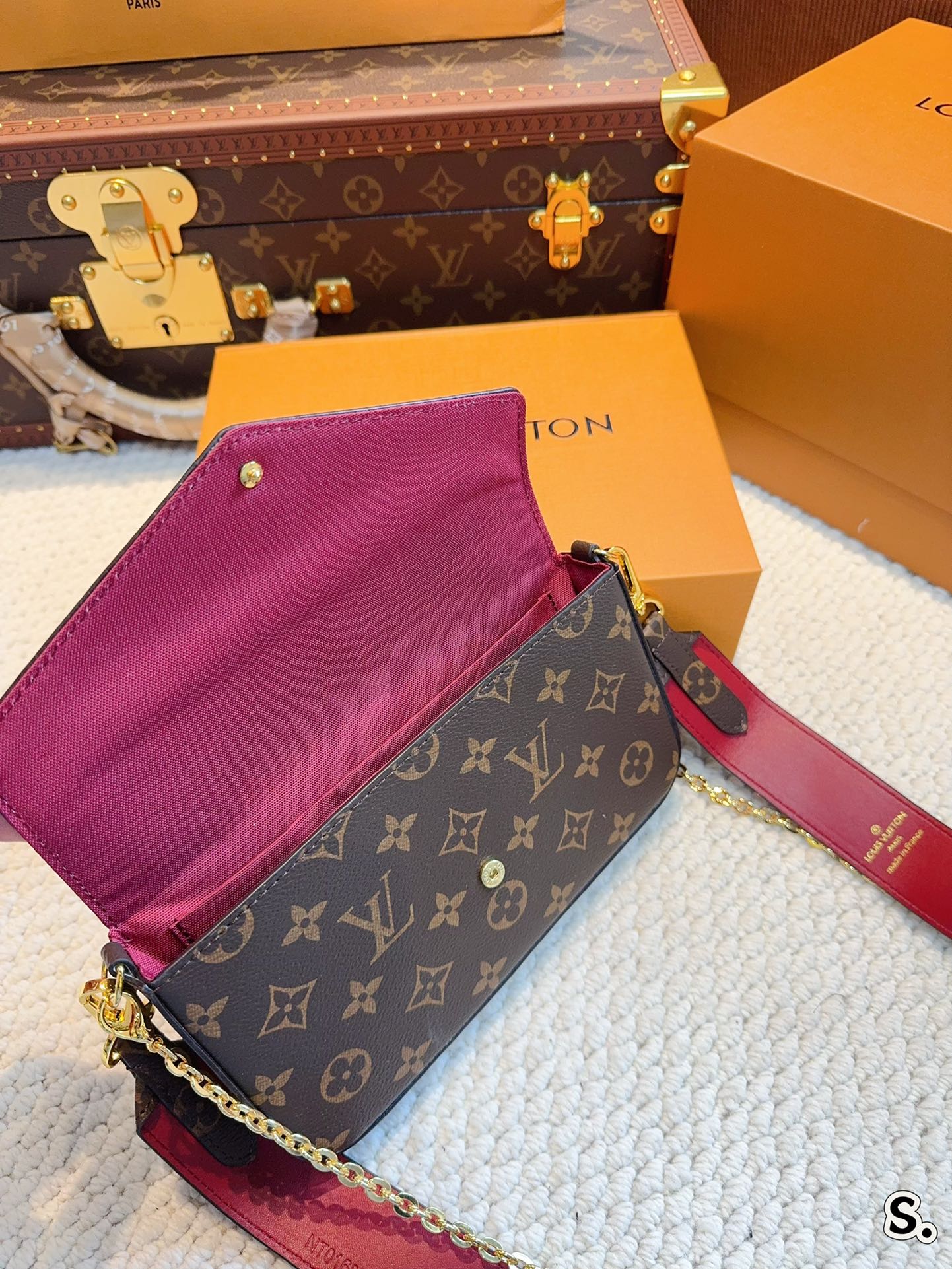 L-V Three-in-one chain shoulder slung envelope bag with a coin purse and multiple card slots inside.