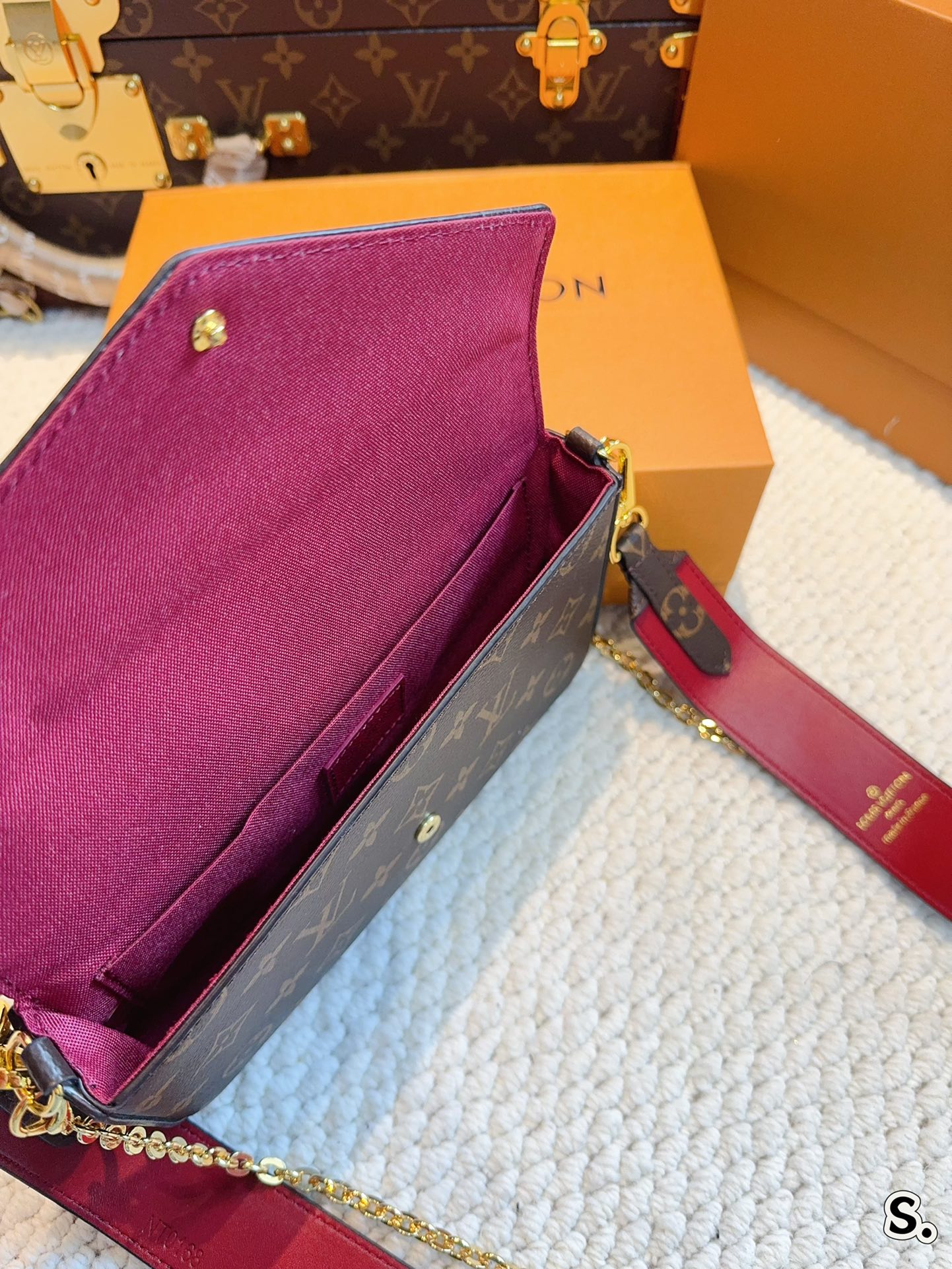 L-V Three-in-one chain shoulder slung envelope bag with a coin purse and multiple card slots inside.