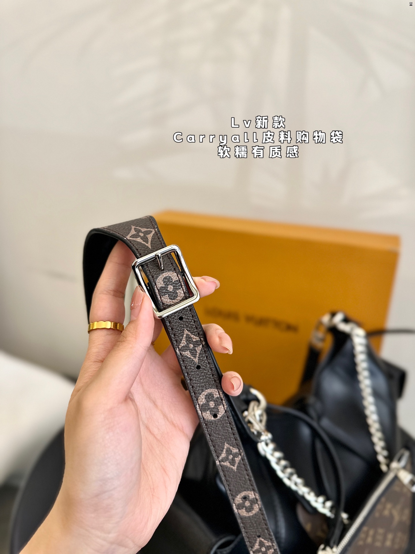 L-V New carryall chain shopping bag