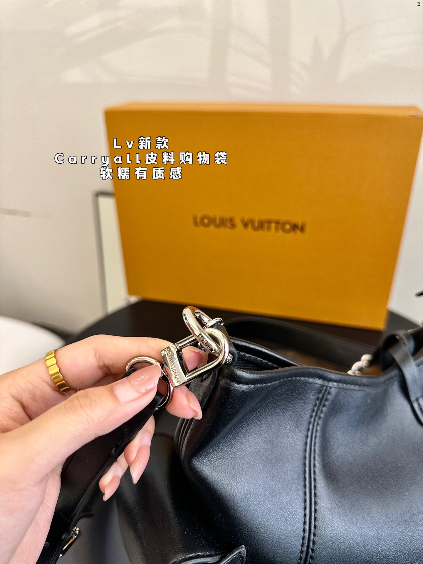 L-V New carryall chain shopping bag