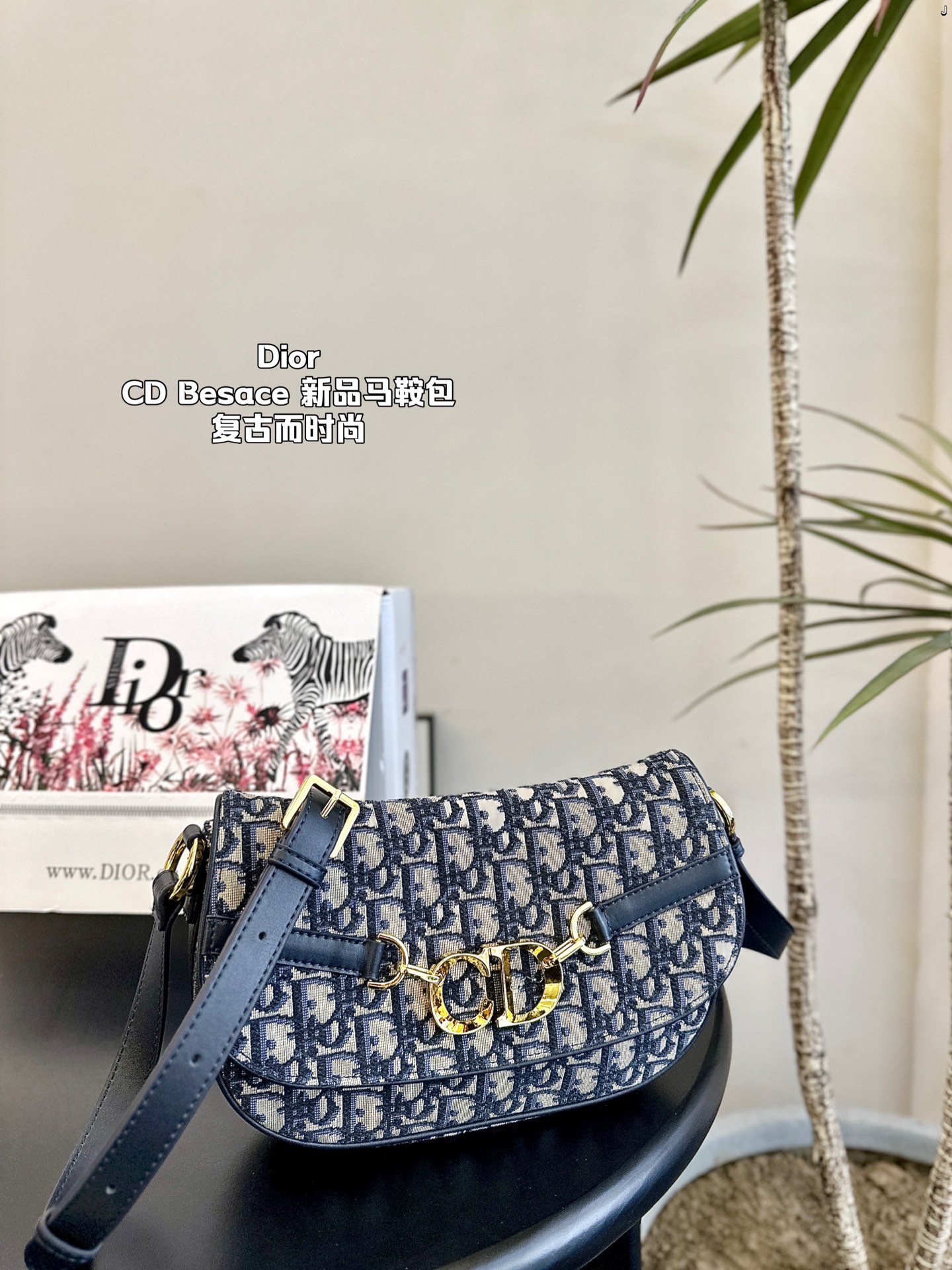 D-R Besace handbag is a new product this season, which can be worn on the shoulder or slung sideways.