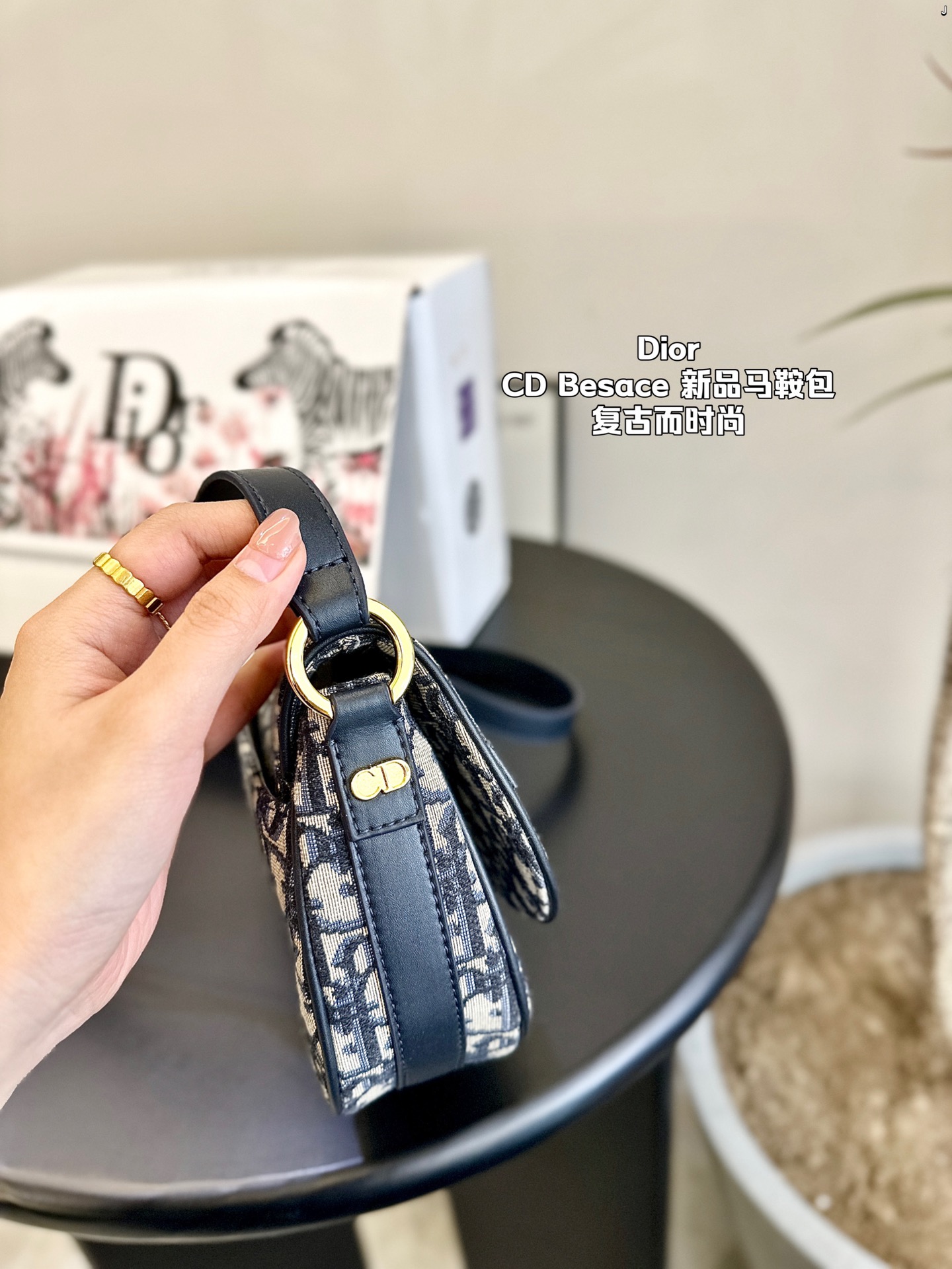 D-R Besace handbag is a new product this season, which can be worn on the shoulder or slung sideways.