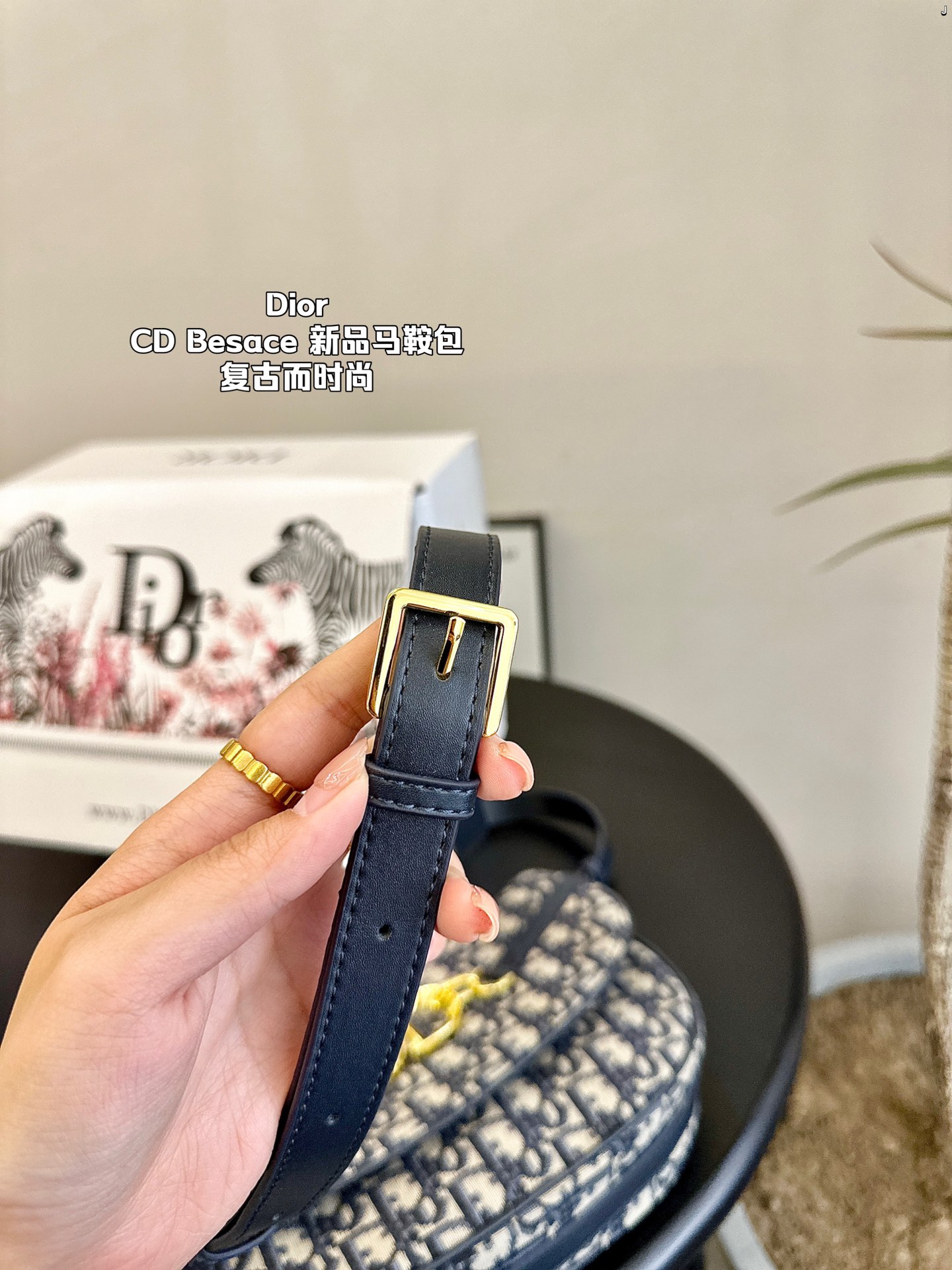 D-R Besace handbag is a new product this season, which can be worn on the shoulder or slung sideways.