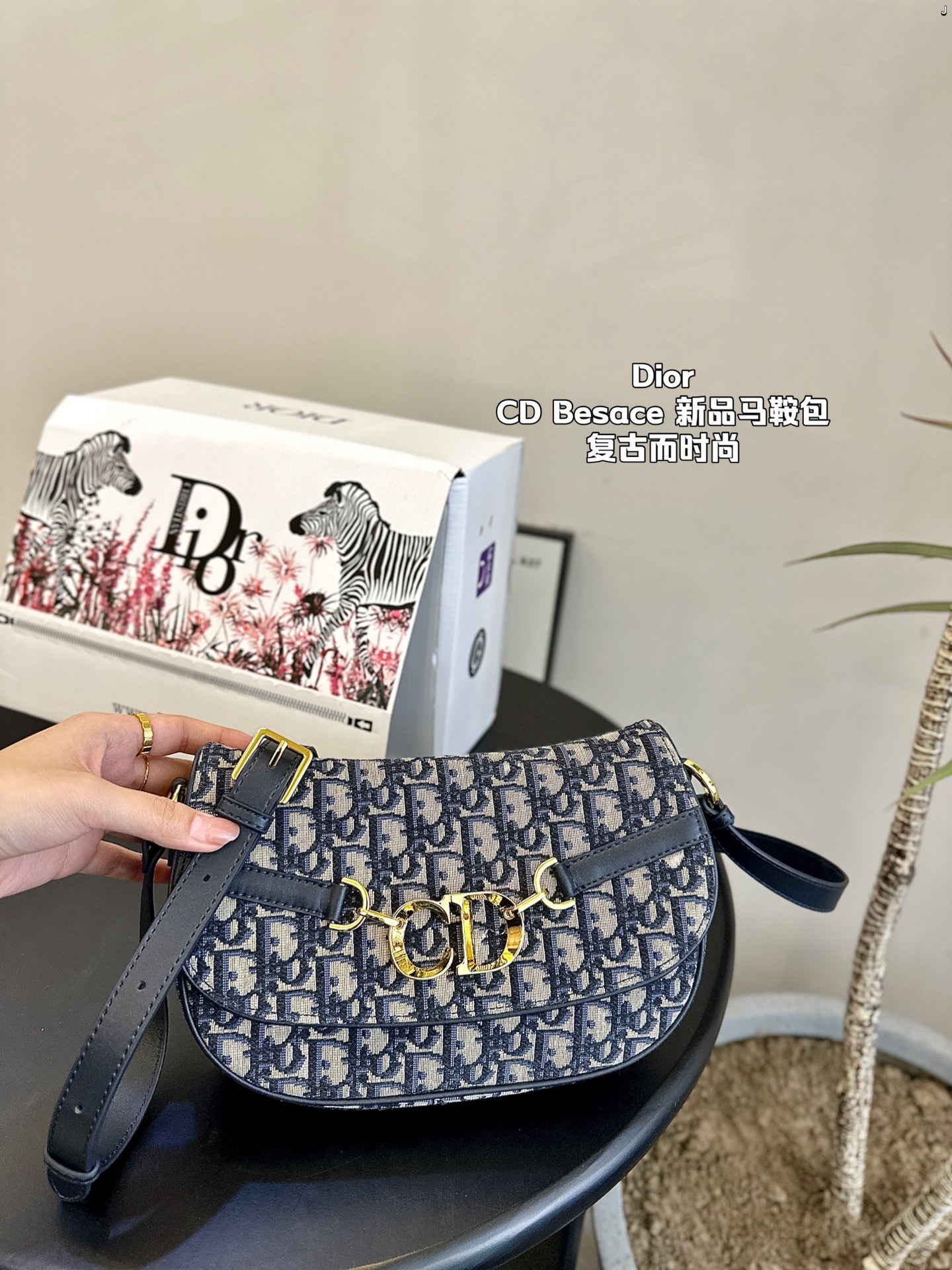 D-R Besace handbag is a new product this season, which can be worn on the shoulder or slung sideways.