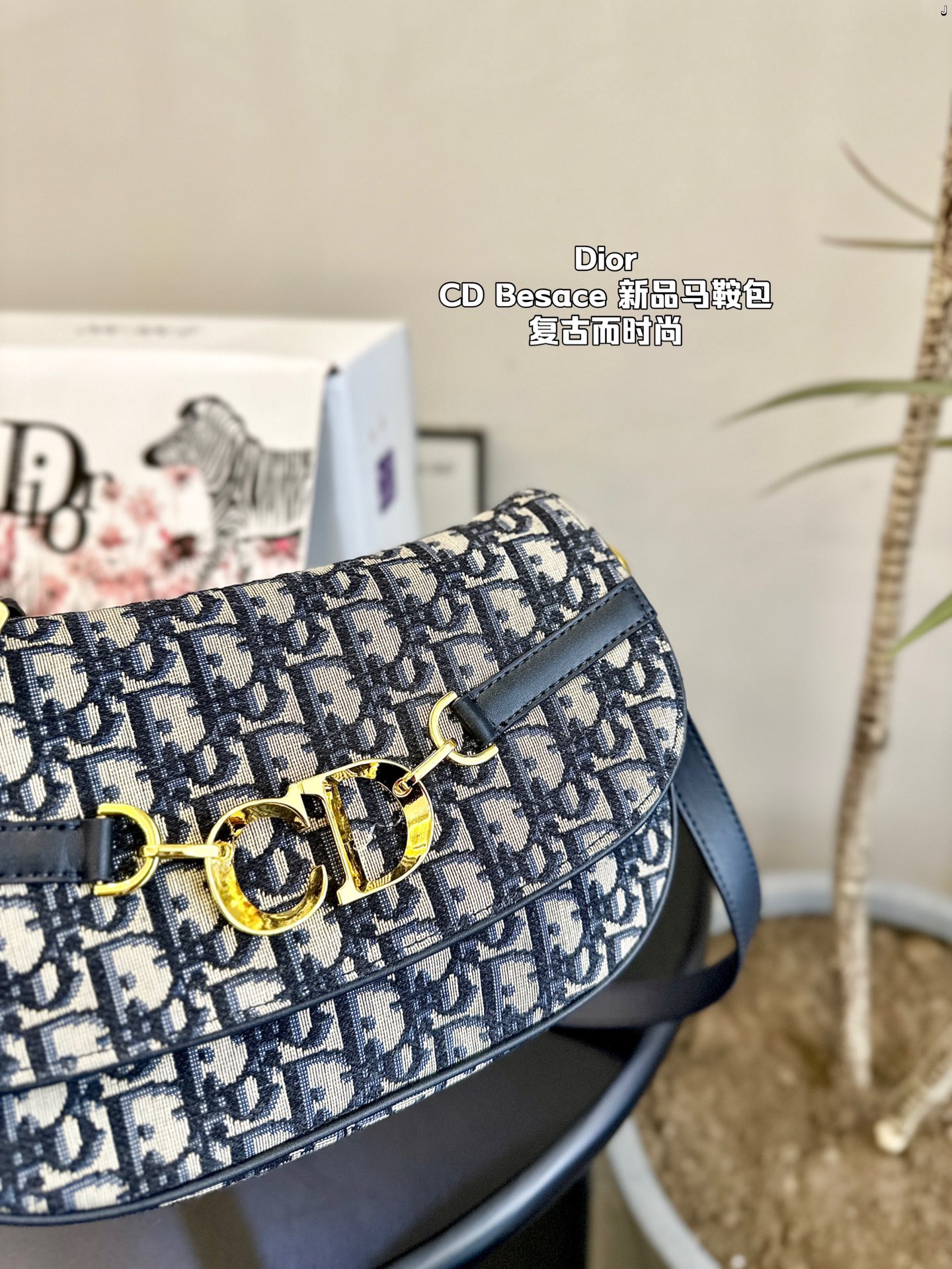 D-R Besace handbag is a new product this season, which can be worn on the shoulder or slung sideways.