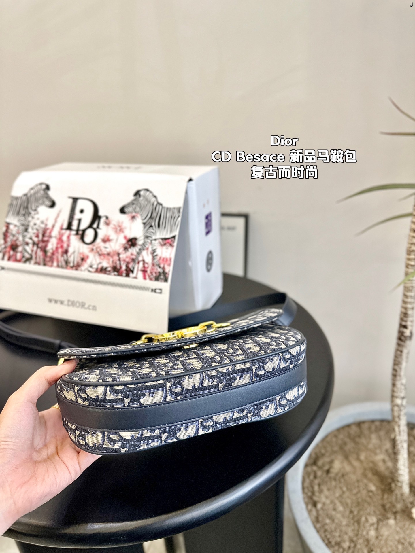 D-R Besace handbag is a new product this season, which can be worn on the shoulder or slung sideways.