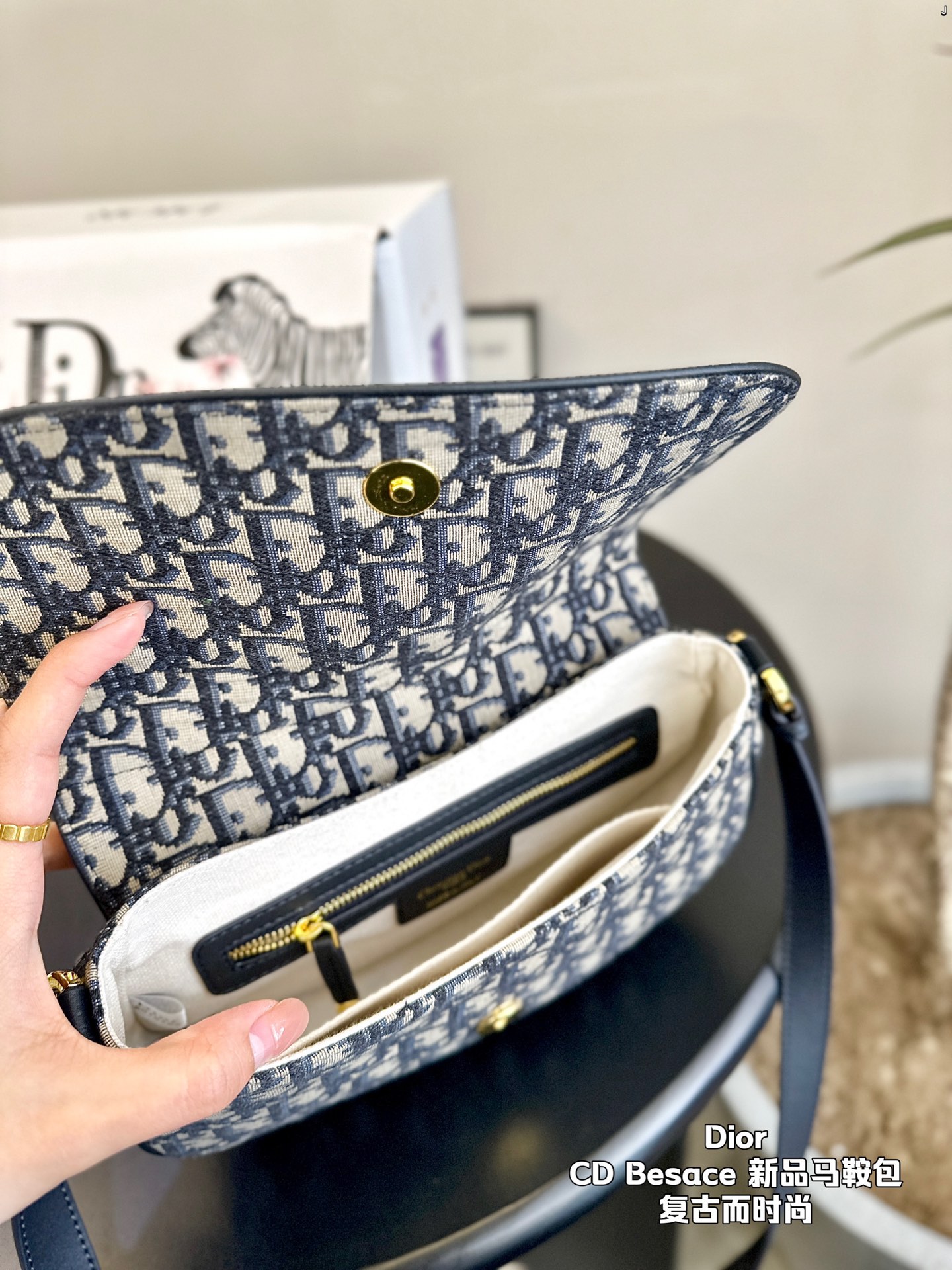 D-R Besace handbag is a new product this season, which can be worn on the shoulder or slung sideways.