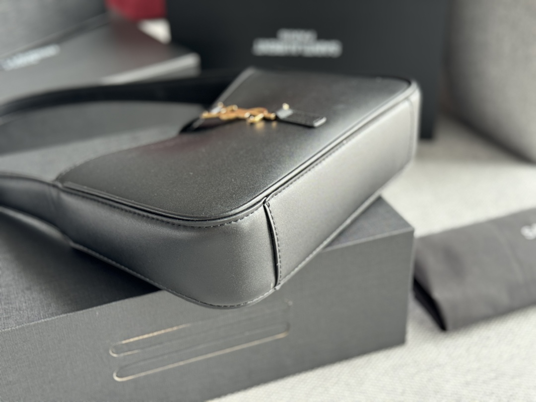 YS-L This is definitely the originator of underarm bag.