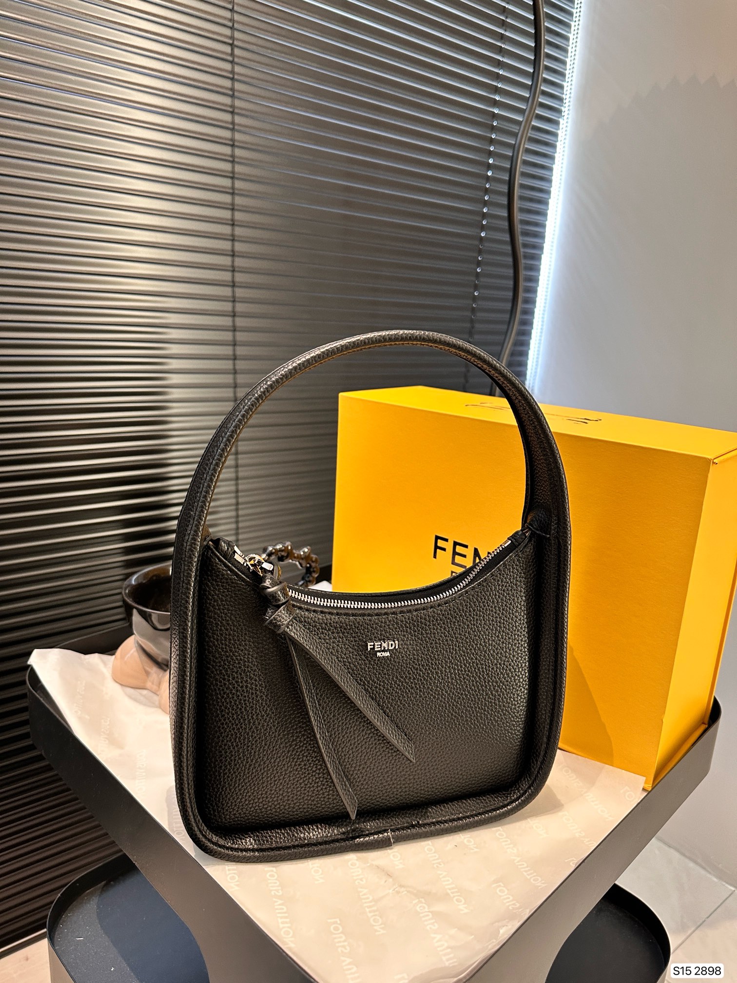 F-I Hobo underarm bag Take the fashion and hold it. Don't be old-fashioned. Take a good ride