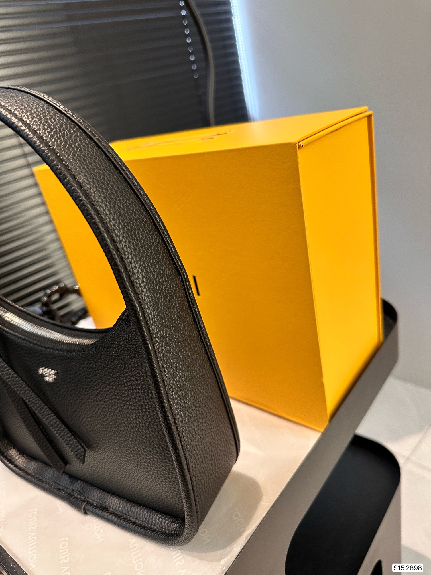 F-I Hobo underarm bag Take the fashion and hold it. Don't be old-fashioned. Take a good ride