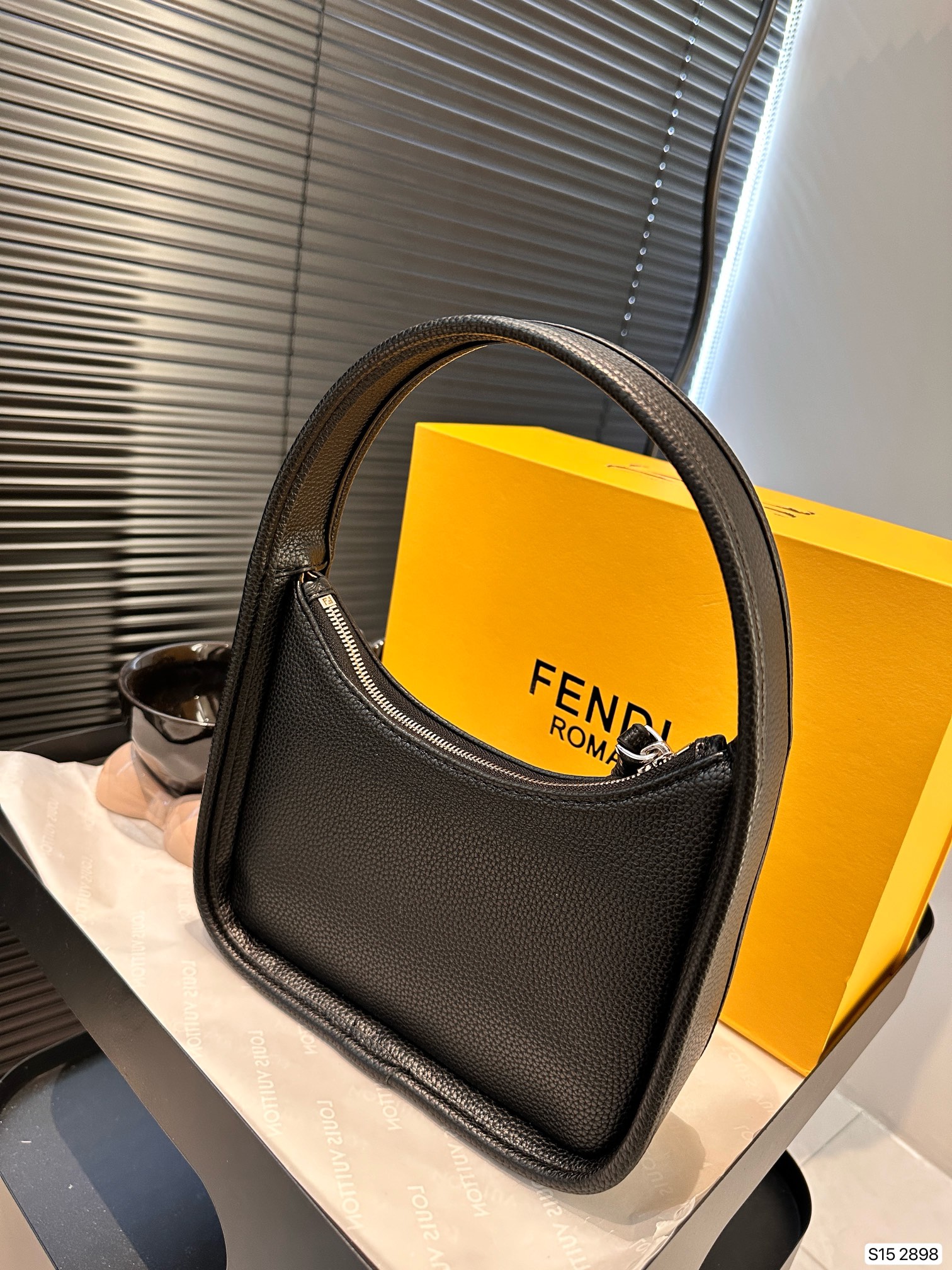 F-I Hobo underarm bag Take the fashion and hold it. Don't be old-fashioned. Take a good ride