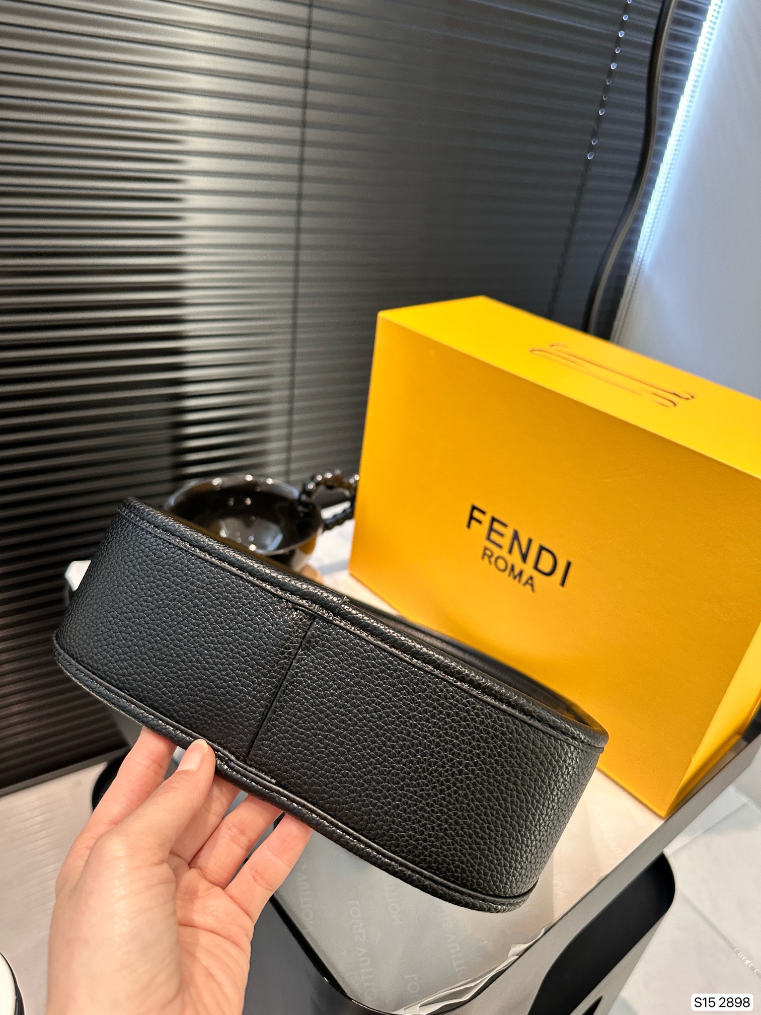 F-I Hobo underarm bag Take the fashion and hold it. Don't be old-fashioned. Take a good ride