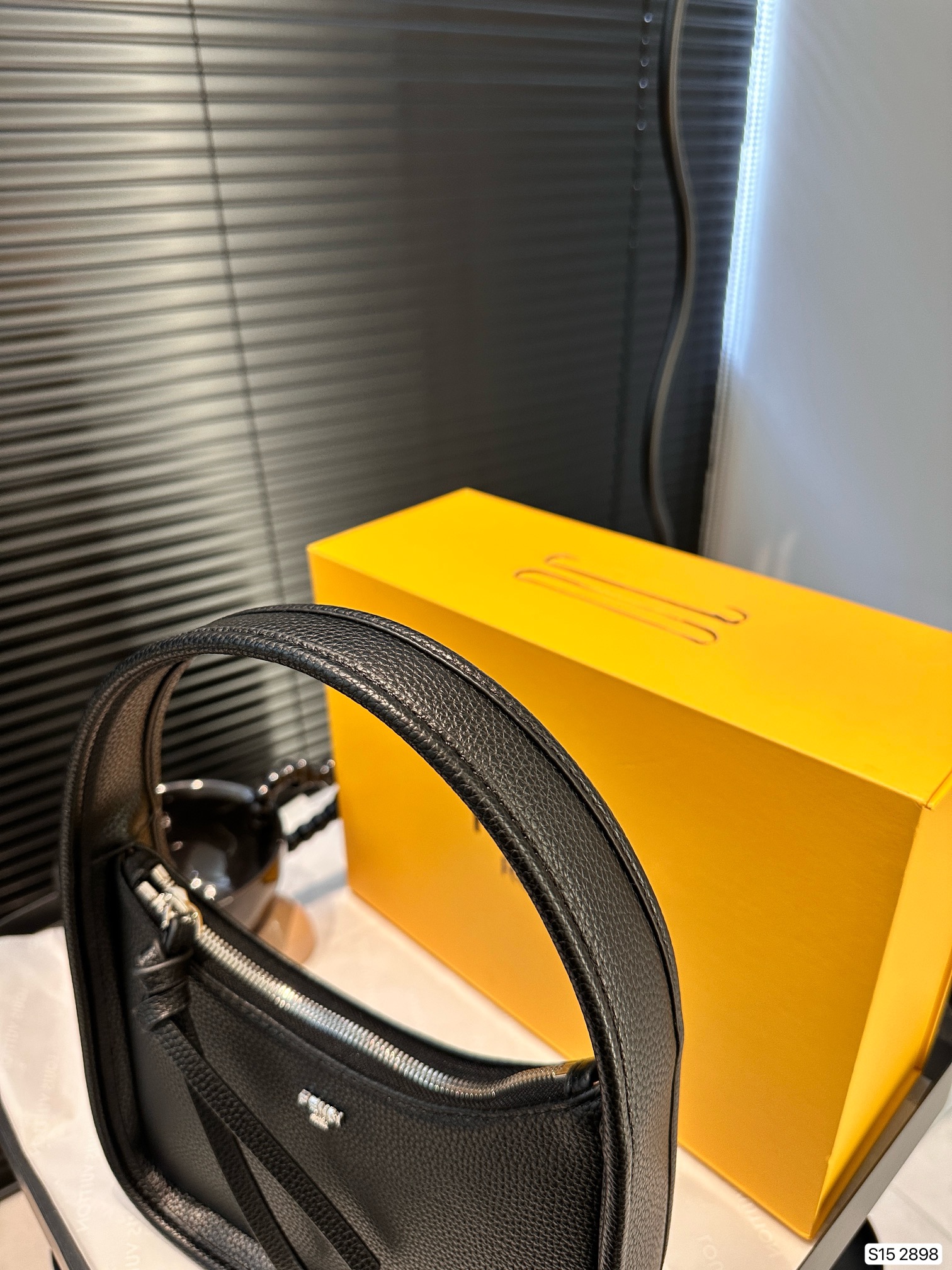 F-I Hobo underarm bag Take the fashion and hold it. Don't be old-fashioned. Take a good ride