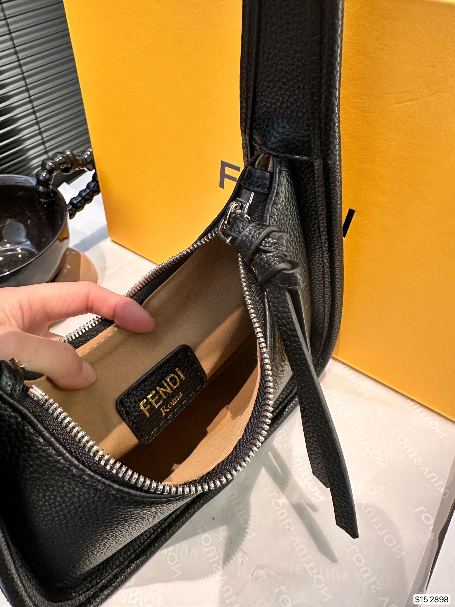 F-I Hobo underarm bag Take the fashion and hold it. Don't be old-fashioned. Take a good ride