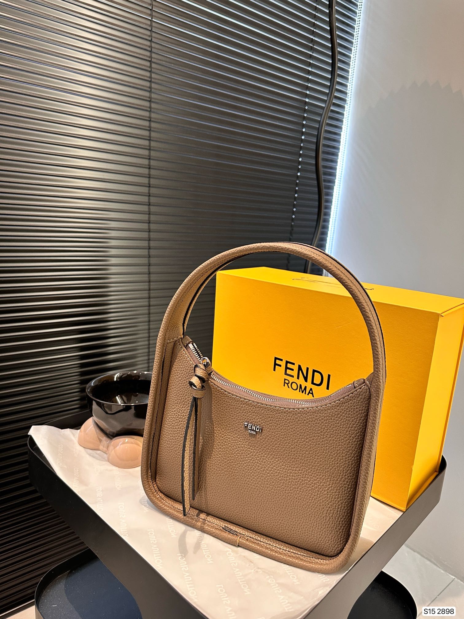 F-I Hobo underarm bag Take the fashion and hold it. Don't be old-fashioned. Take a good ride