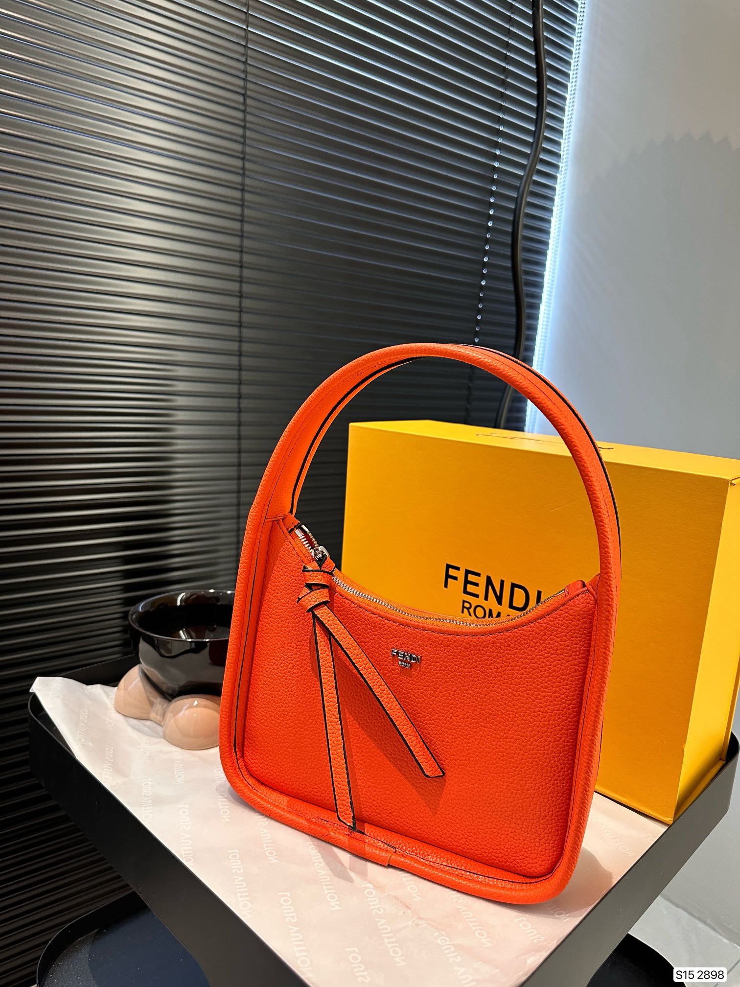 F-I Hobo underarm bag Take the fashion and hold it. Don't be old-fashioned. Take a good ride