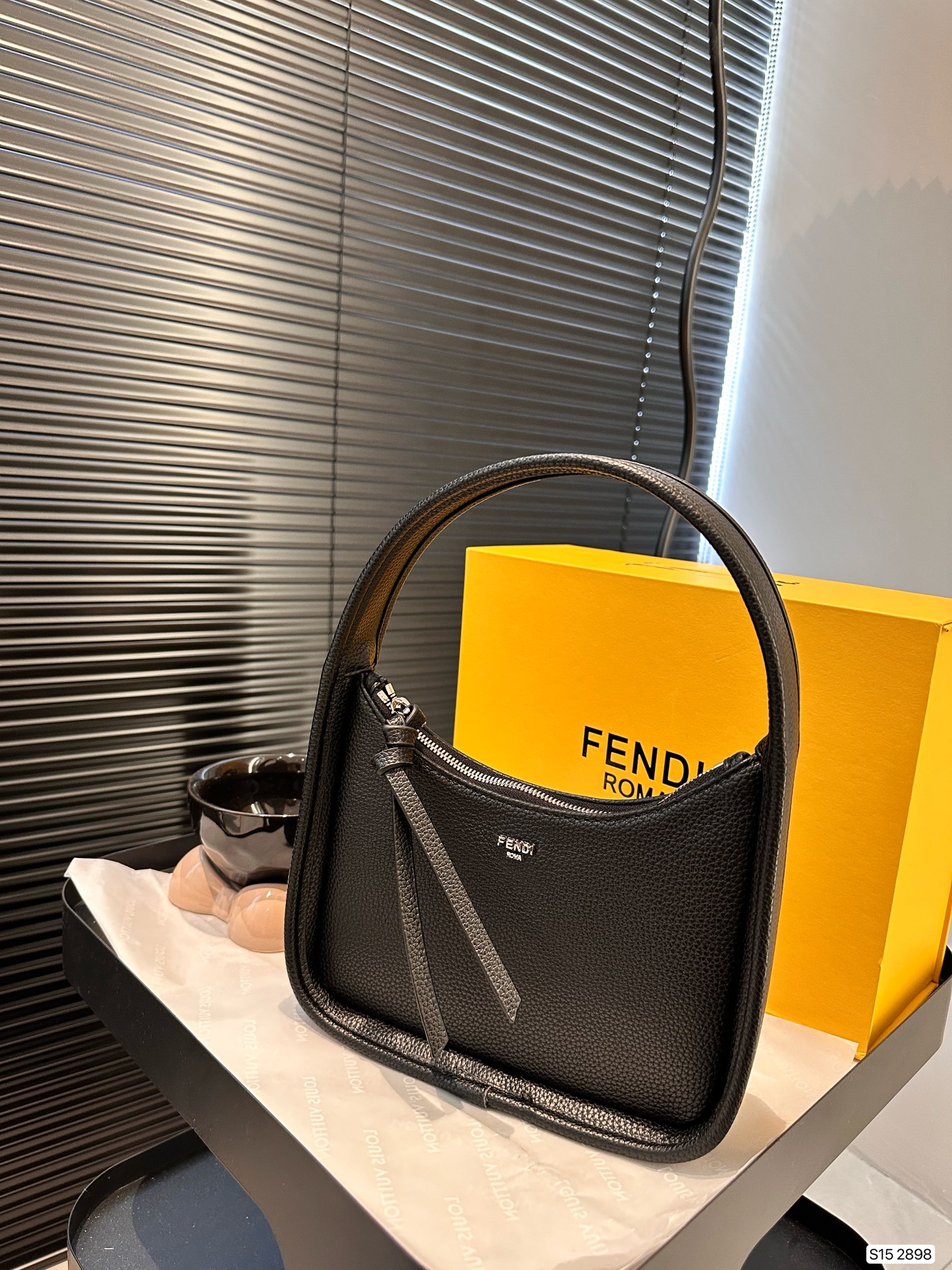 F-I Hobo underarm bag Take the fashion and hold it. Don't be old-fashioned. Take a good ride