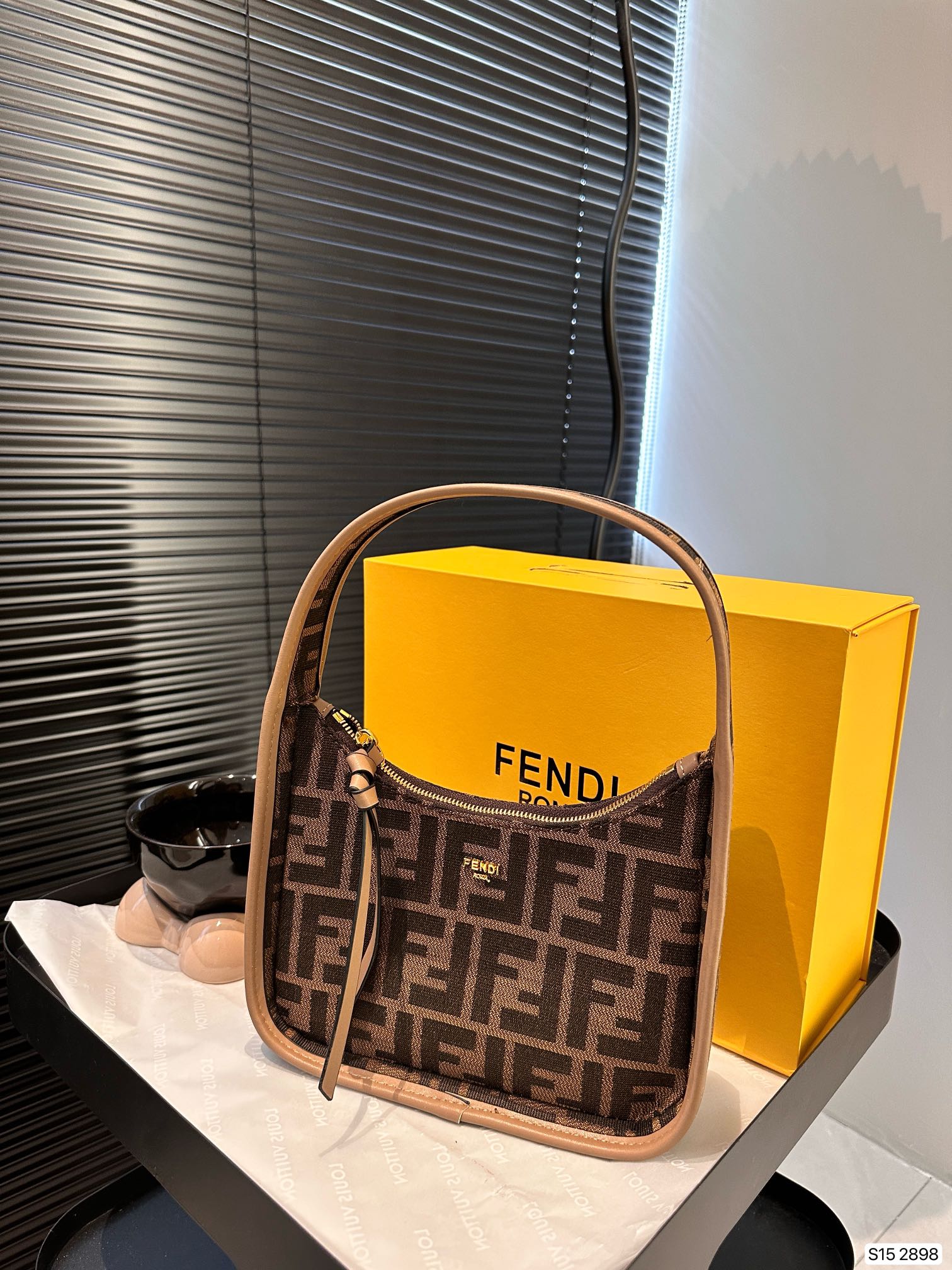 F-I Hobo underarm bag Take the fashion and hold it. Don't be old-fashioned. Take a good ride