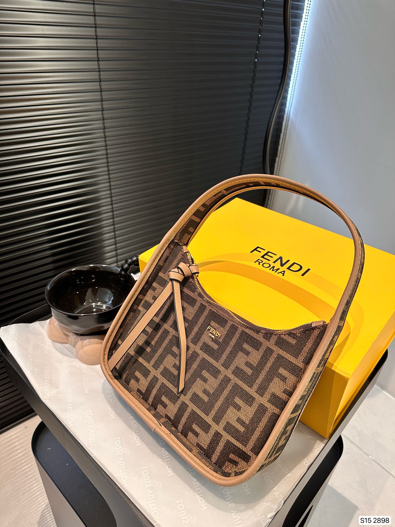 F-I Hobo underarm bag Take the fashion and hold it. Don't be old-fashioned. Take a good ride