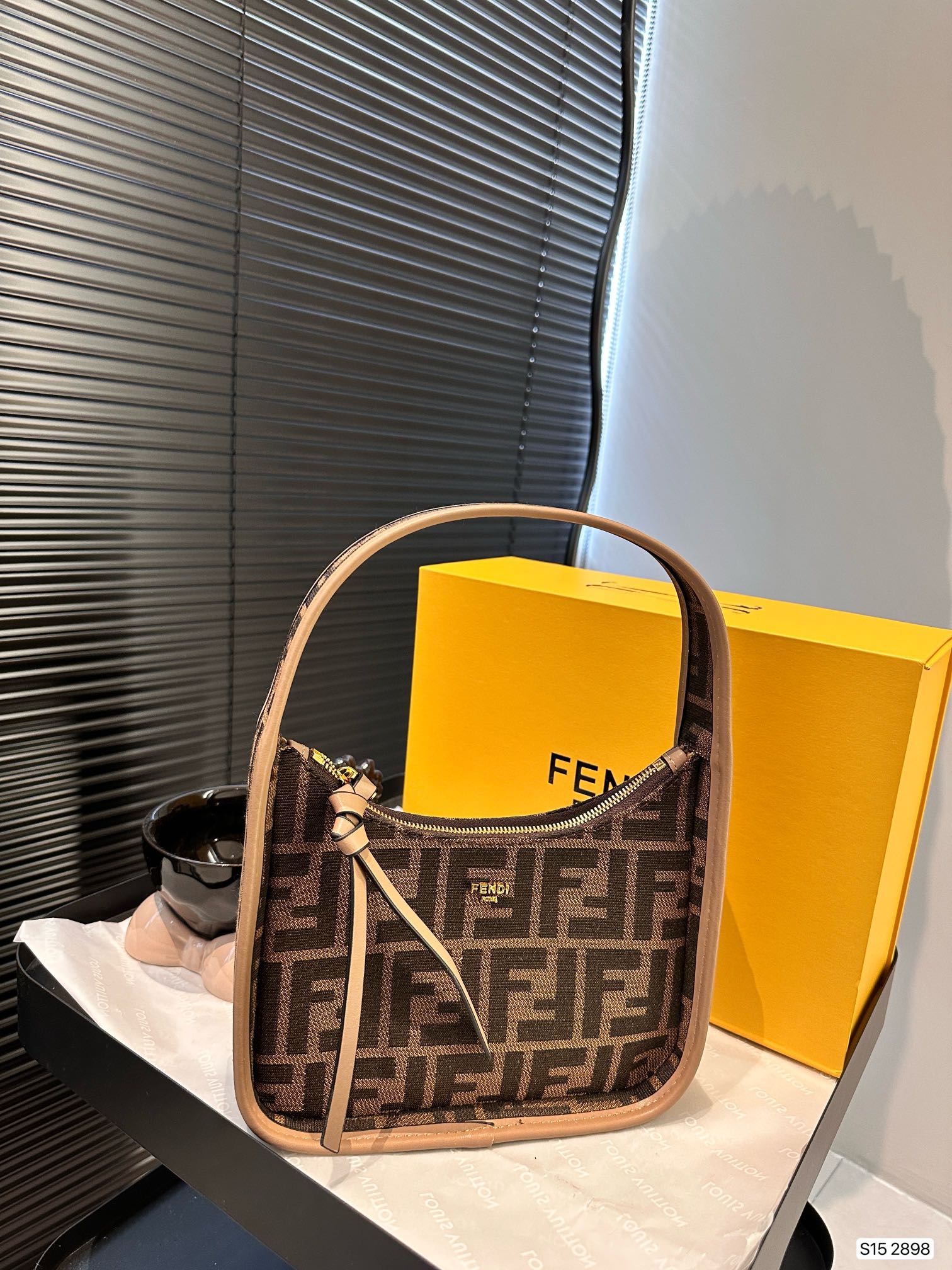 F-I Hobo underarm bag Take the fashion and hold it. Don't be old-fashioned. Take a good ride