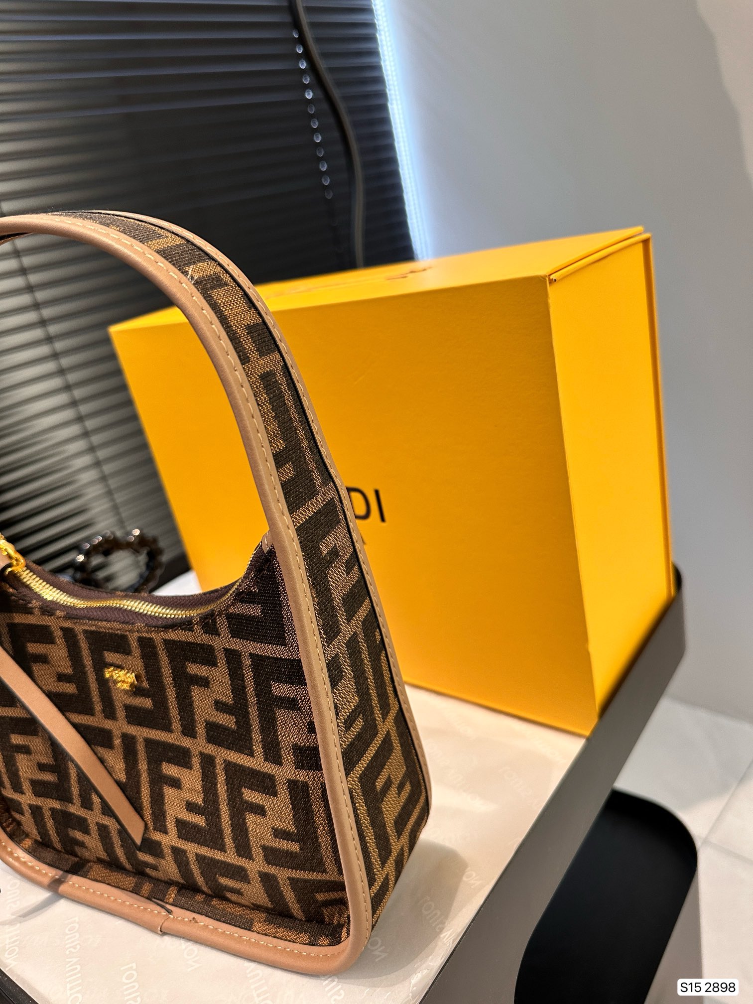 F-I Hobo underarm bag Take the fashion and hold it. Don't be old-fashioned. Take a good ride