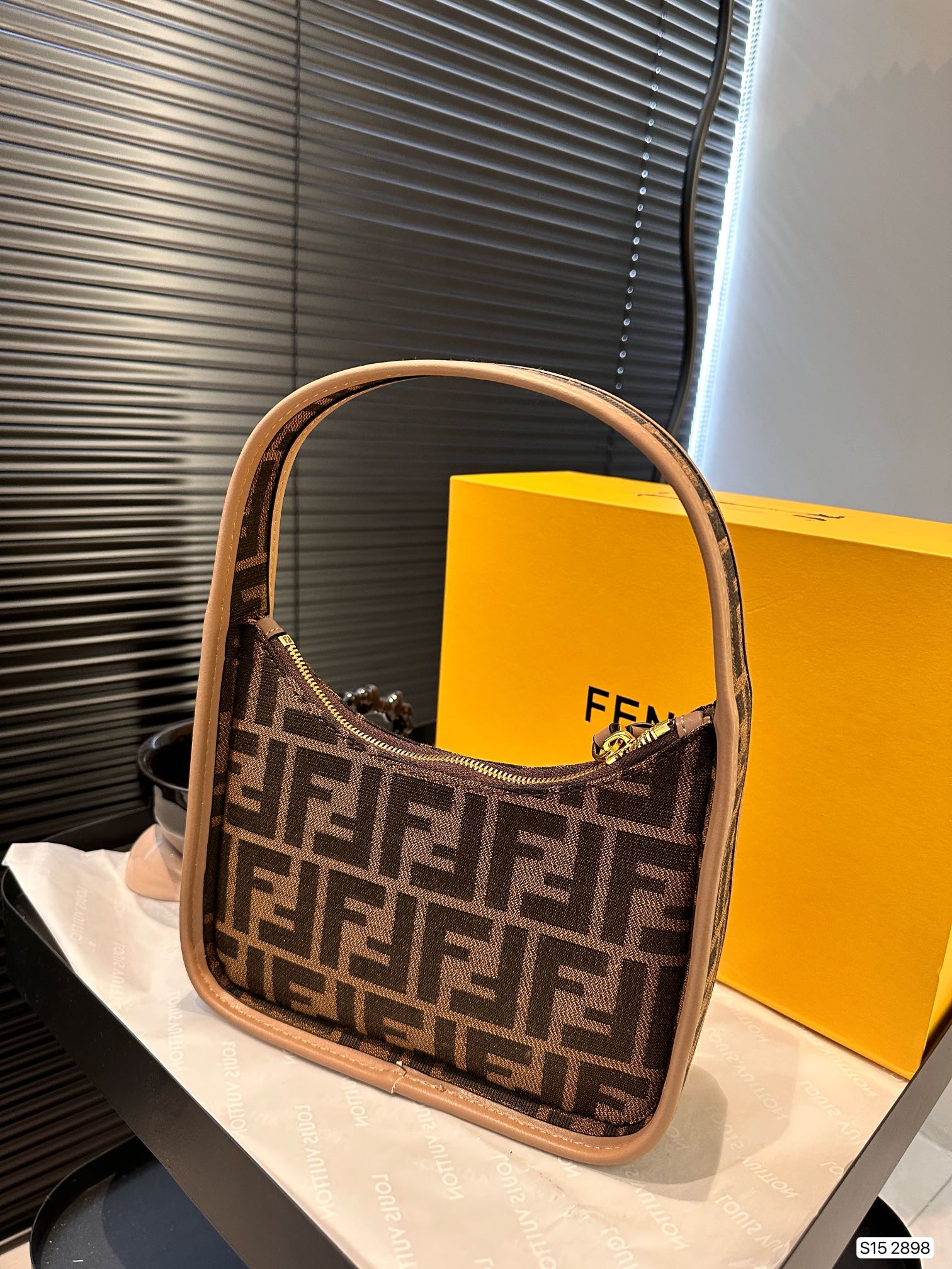 F-I Hobo underarm bag Take the fashion and hold it. Don't be old-fashioned. Take a good ride