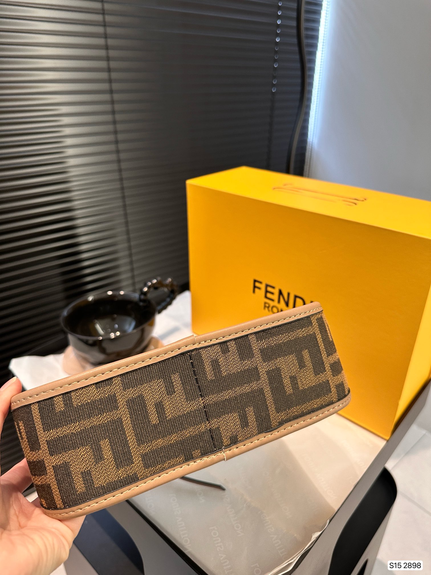 F-I Hobo underarm bag Take the fashion and hold it. Don't be old-fashioned. Take a good ride