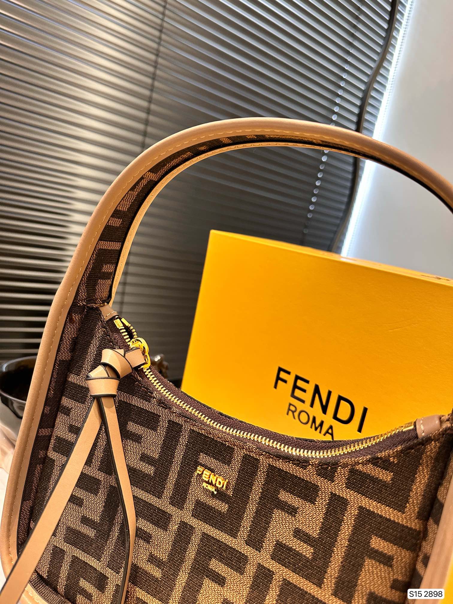 F-I Hobo underarm bag Take the fashion and hold it. Don't be old-fashioned. Take a good ride