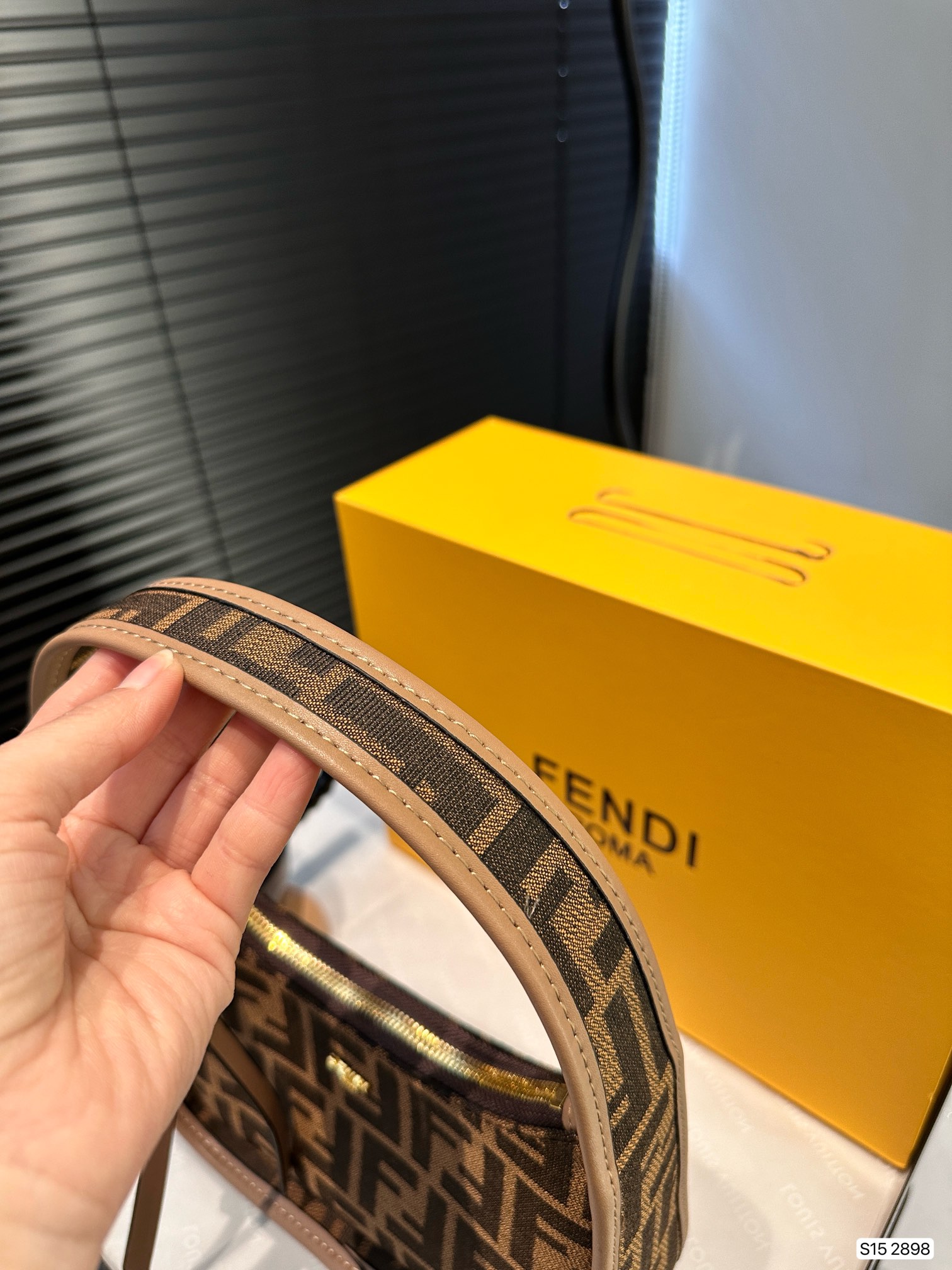 F-I Hobo underarm bag Take the fashion and hold it. Don't be old-fashioned. Take a good ride