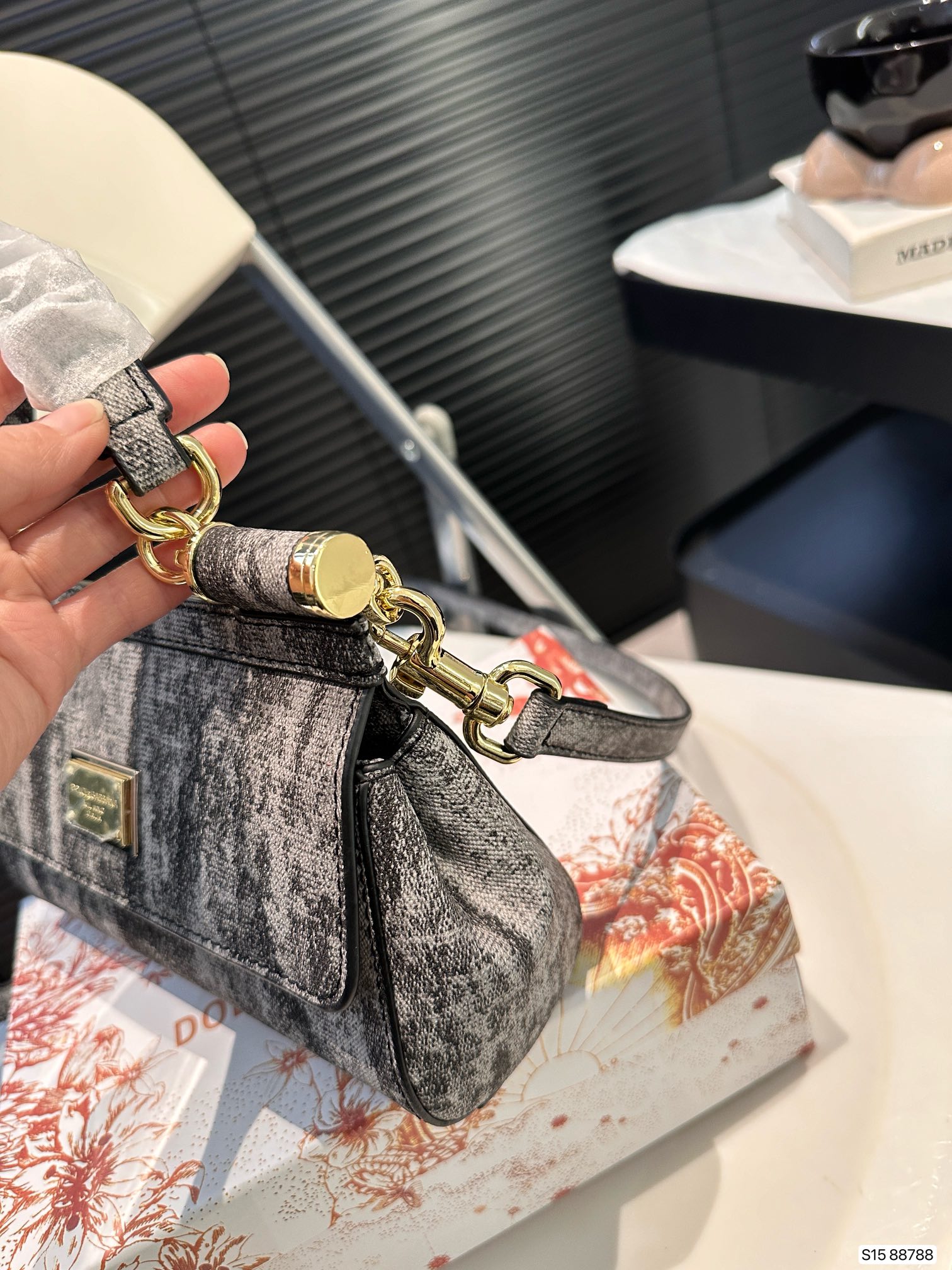 D-G New portable shoulder slung official website latest bag.