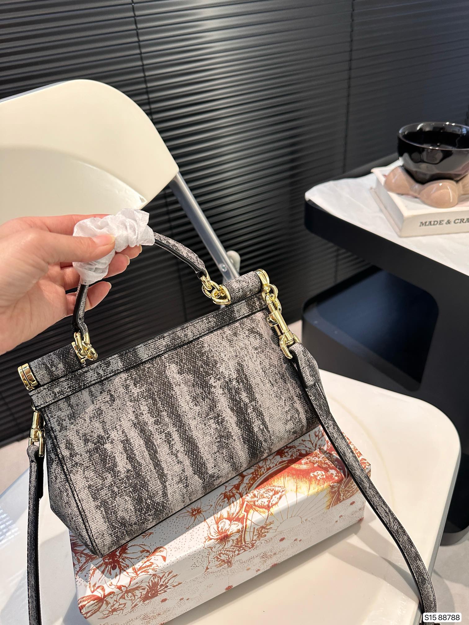 D-G New portable shoulder slung official website latest bag.