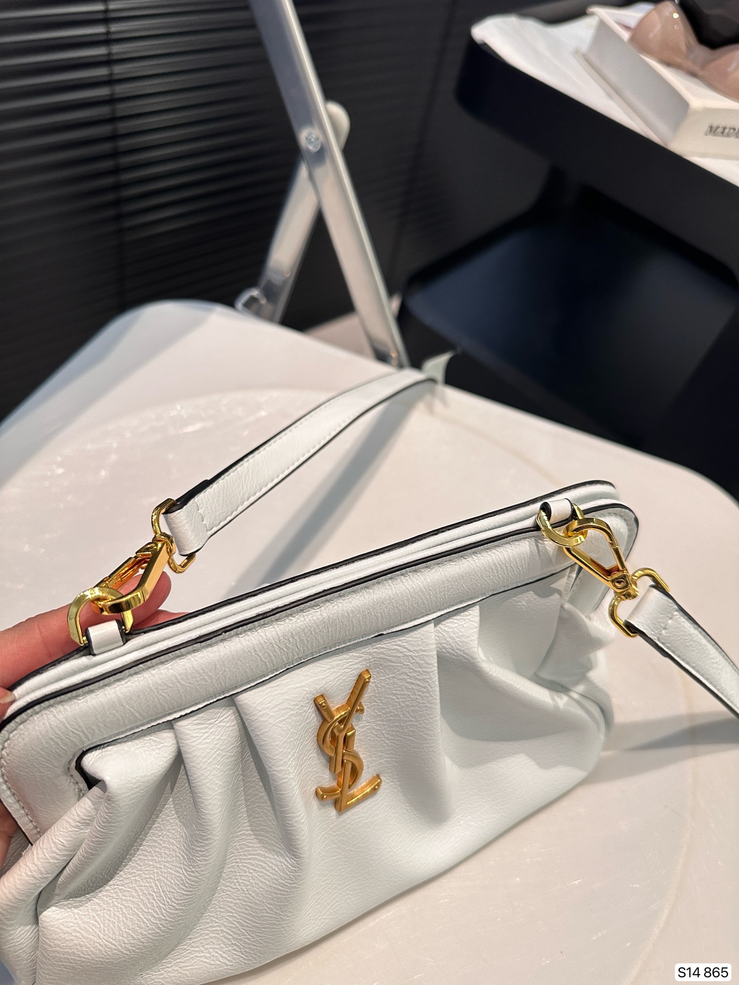 YS-L Very practical and versatile. This one is light and durable.