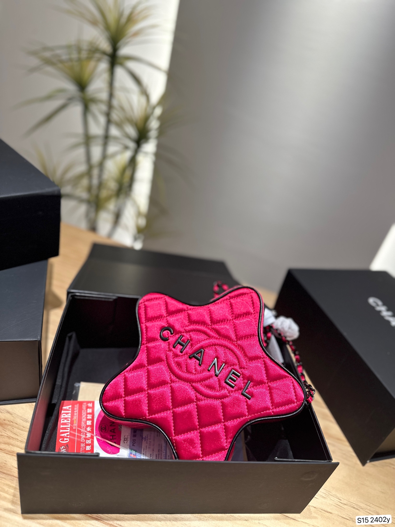 C-L After the love bag, 24C introduced the five-pointed star bag, which has a very strong seasonal flavor.