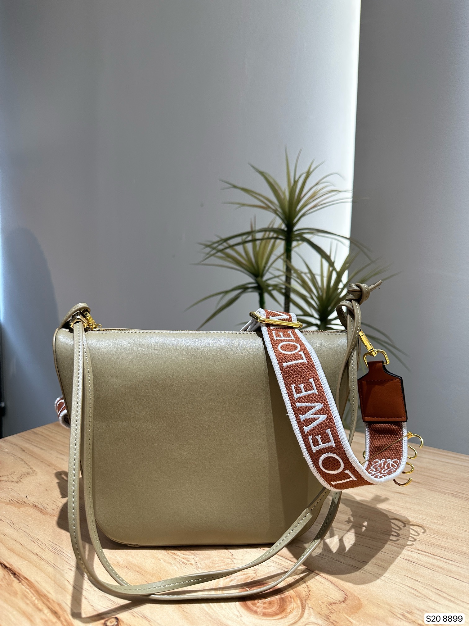 L-E Hobo super lightweight minimalist advanced bag design, Mao Mao pendant, herringbone pattern inside the village.