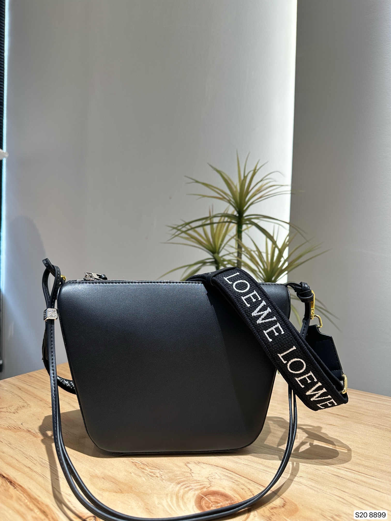 L-E Hobo super lightweight minimalist advanced bag design, Mao Mao pendant, herringbone pattern inside the village.