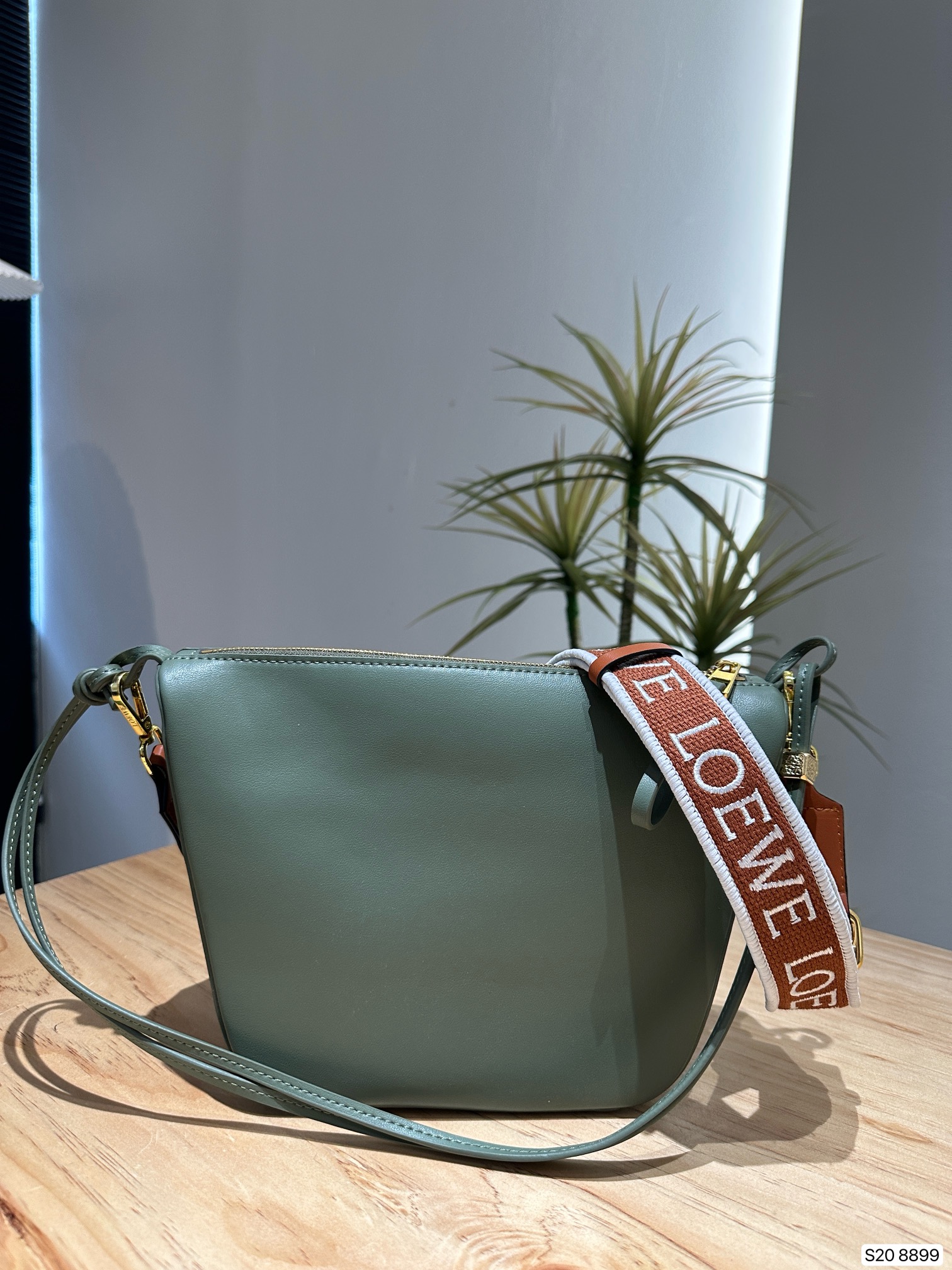 L-E Hobo super lightweight minimalist advanced bag design, Mao Mao pendant, herringbone pattern inside the village.