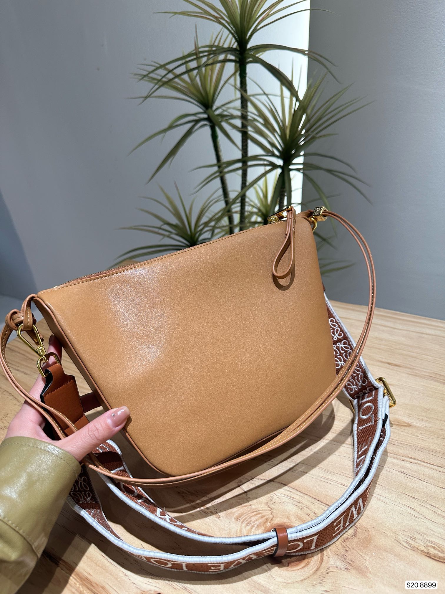 L-E Hobo super lightweight minimalist advanced bag design, Mao Mao pendant, herringbone pattern inside the village.