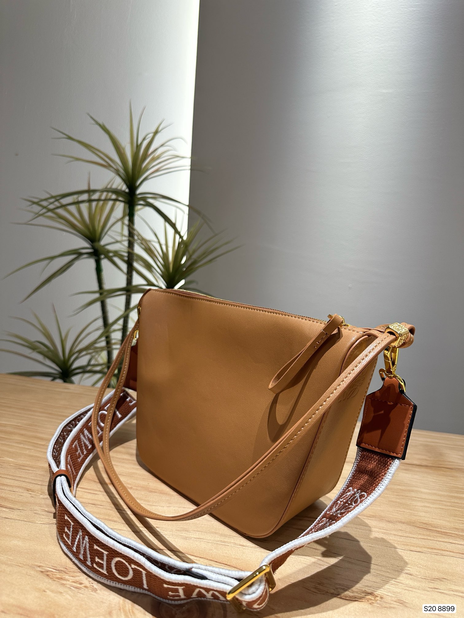 L-E Hobo super lightweight minimalist advanced bag design, Mao Mao pendant, herringbone pattern inside the village.