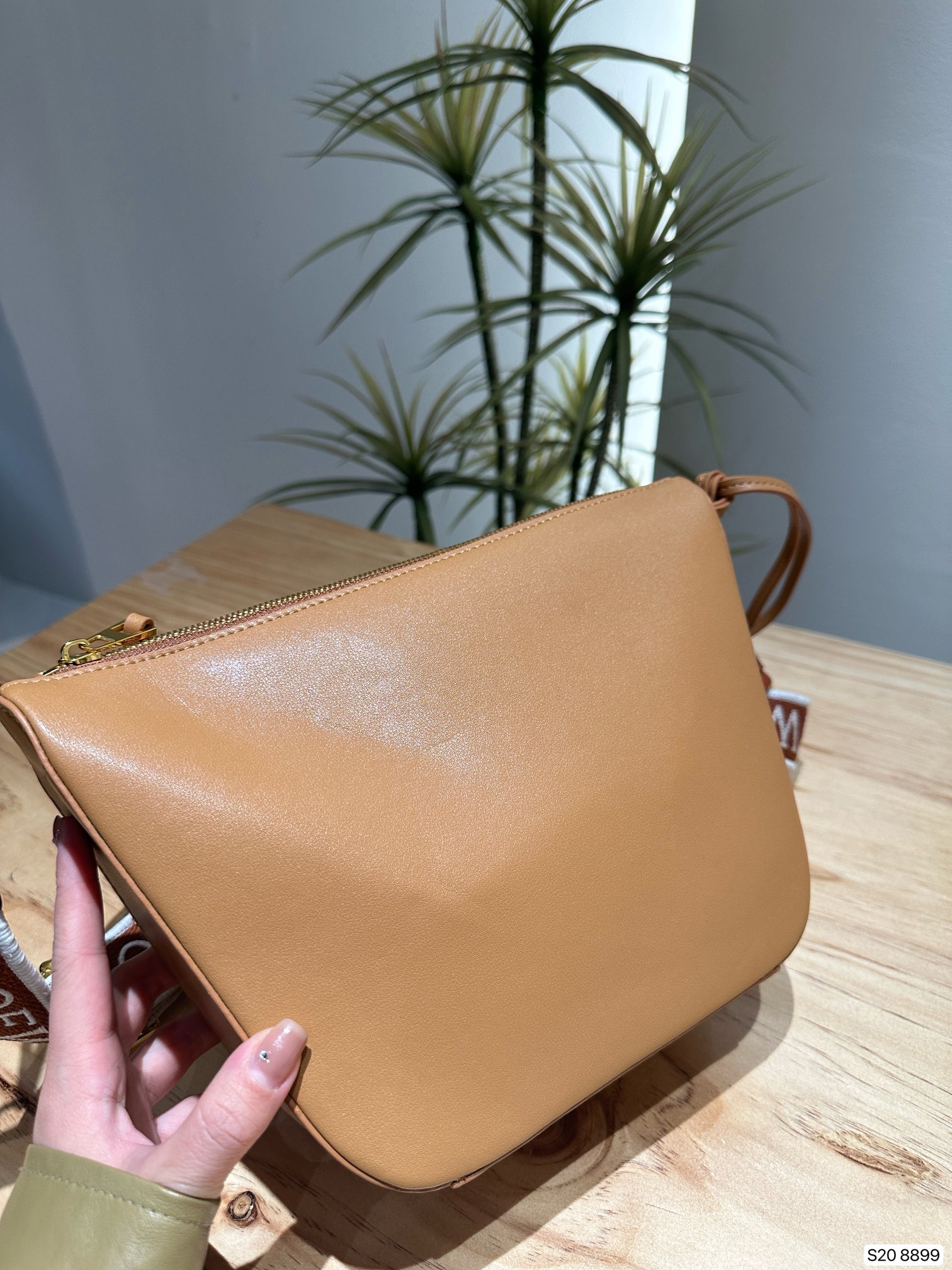 L-E Hobo super lightweight minimalist advanced bag design, Mao Mao pendant, herringbone pattern inside the village.