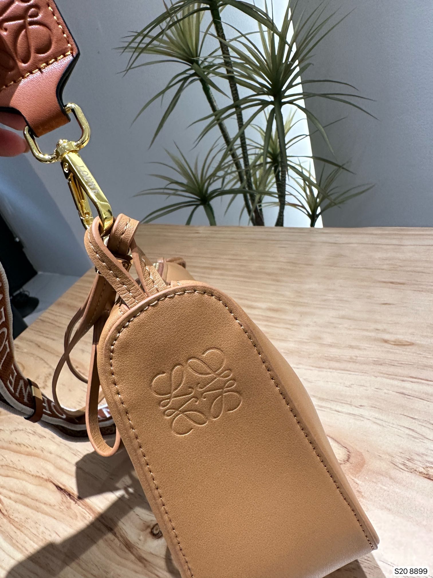 L-E Hobo super lightweight minimalist advanced bag design, Mao Mao pendant, herringbone pattern inside the village.