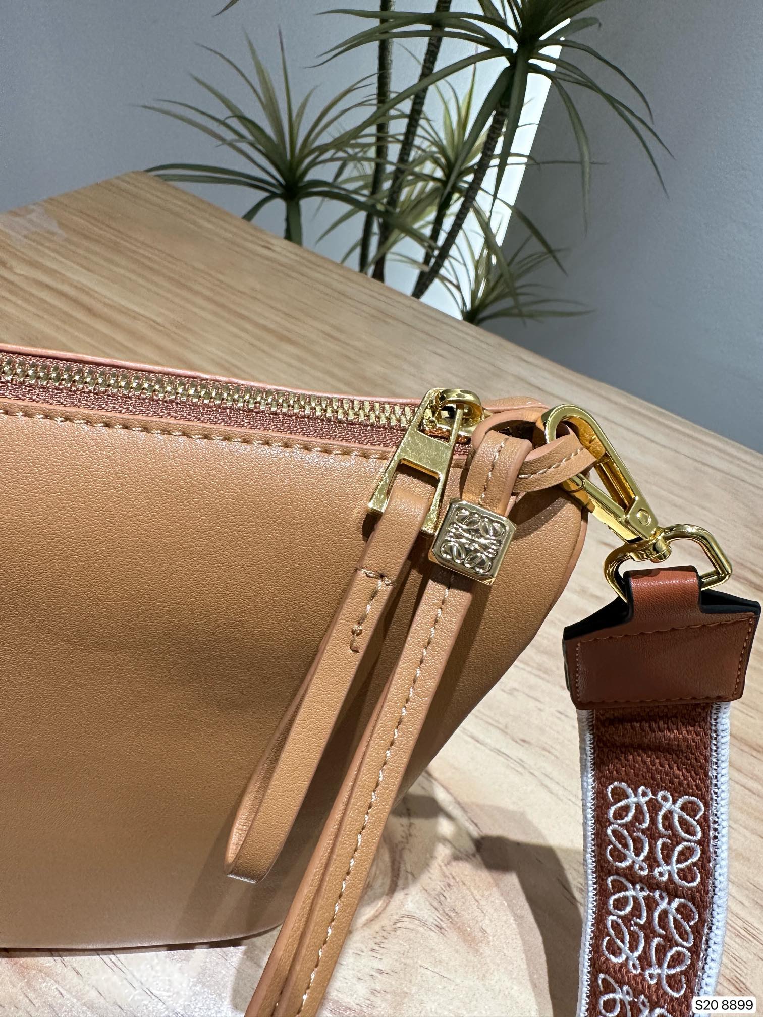 L-E Hobo super lightweight minimalist advanced bag design, Mao Mao pendant, herringbone pattern inside the village.