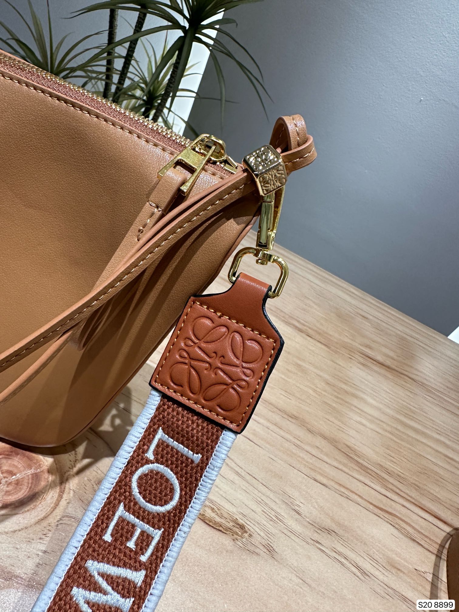 L-E Hobo super lightweight minimalist advanced bag design, Mao Mao pendant, herringbone pattern inside the village.